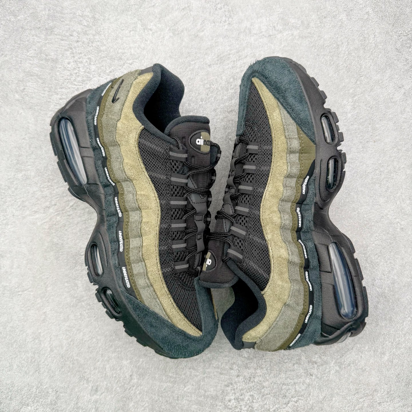 图片[3]-＃GX纯原 UNDEFEATED x NK Air Max 95 SP 纽约限定 联名黑绿 IB4523-200 经典重温 外单专供大厂出品 品质稳定 一百余色 终端操作 鞋款设计灵感源于人体构造 中底设计基于人体的脊柱构造 是整体设计的核心 尼龙孔眼代表了肋骨 而分层式面板和网眼象征着肌肉纤维和肉体组织 Air Max 95采用了两个独立的吹塑成型的Air-Sole单元 并首次在前掌使用可视化气垫设计 Swoosh logo夜当作一个 点符号放在了鞋子的后帮位置 20年的发展让 AIR MAX 95有了不同的故事 20年后再度面向世人的时候 焕然一新的面貌 让人有了另外一种清新脱俗的感觉 尺码：40 40.5 41 42 42.5 43 44 44.5 45 45.5 46 47.5 48.5-选品中心