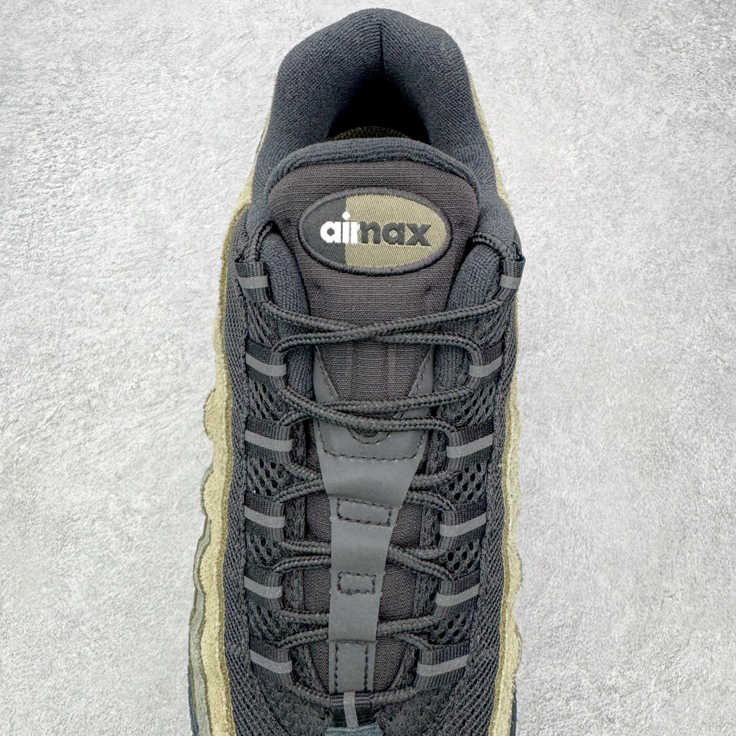 图片[5]-＃GX纯原 UNDEFEATED x NK Air Max 95 SP 纽约限定 联名黑绿 IB4523-200 经典重温 外单专供大厂出品 品质稳定 一百余色 终端操作 鞋款设计灵感源于人体构造 中底设计基于人体的脊柱构造 是整体设计的核心 尼龙孔眼代表了肋骨 而分层式面板和网眼象征着肌肉纤维和肉体组织 Air Max 95采用了两个独立的吹塑成型的Air-Sole单元 并首次在前掌使用可视化气垫设计 Swoosh logo夜当作一个 点符号放在了鞋子的后帮位置 20年的发展让 AIR MAX 95有了不同的故事 20年后再度面向世人的时候 焕然一新的面貌 让人有了另外一种清新脱俗的感觉 尺码：40 40.5 41 42 42.5 43 44 44.5 45 45.5 46 47.5 48.5-选品中心
