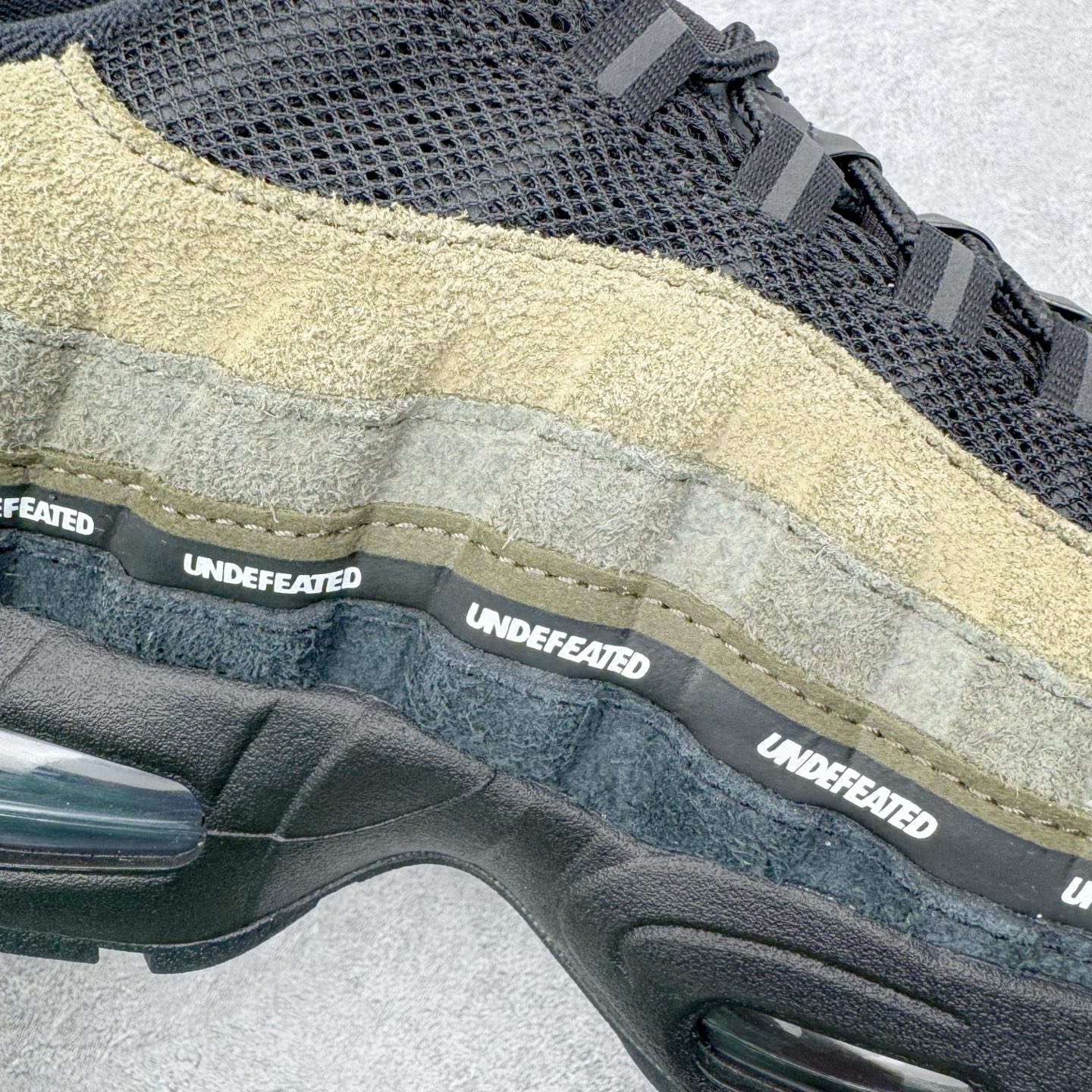 图片[18]-＃GX纯原 UNDEFEATED x NK Air Max 95 SP 纽约限定 联名黑绿 IB4523-200 经典重温 外单专供大厂出品 品质稳定 一百余色 终端操作 鞋款设计灵感源于人体构造 中底设计基于人体的脊柱构造 是整体设计的核心 尼龙孔眼代表了肋骨 而分层式面板和网眼象征着肌肉纤维和肉体组织 Air Max 95采用了两个独立的吹塑成型的Air-Sole单元 并首次在前掌使用可视化气垫设计 Swoosh logo夜当作一个 点符号放在了鞋子的后帮位置 20年的发展让 AIR MAX 95有了不同的故事 20年后再度面向世人的时候 焕然一新的面貌 让人有了另外一种清新脱俗的感觉 尺码：40 40.5 41 42 42.5 43 44 44.5 45 45.5 46 47.5 48.5-选品中心