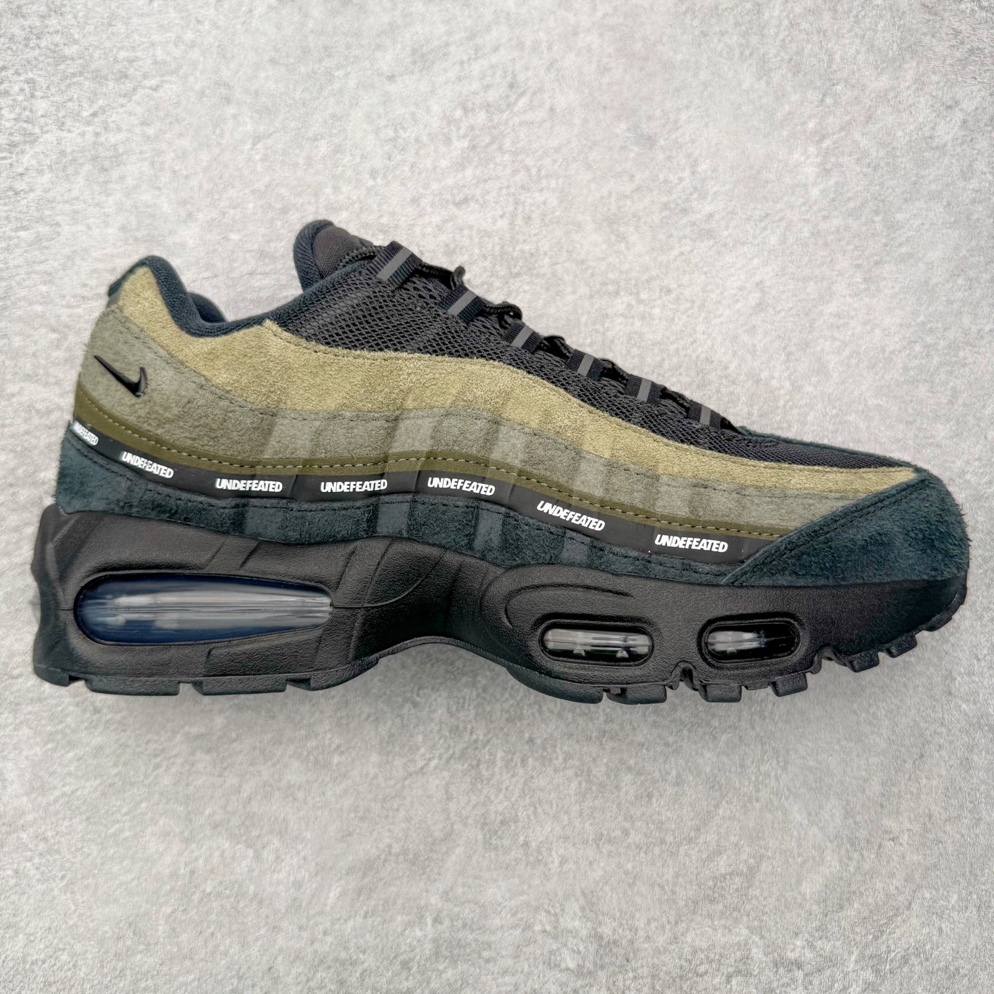 ＃GX纯原 UNDEFEATED x NK Air Max 95 SP 纽约限定 联名黑绿 IB4523-200 经典重温 外单专供大厂出品 品质稳定 一百余色 终端操作 鞋款设计灵感源于人体构造 中底设计基于人体的脊柱构造 是整体设计的核心 尼龙孔眼代表了肋骨 而分层式面板和网眼象征着肌肉纤维和肉体组织 Air Max 95采用了两个独立的吹塑成型的Air-Sole单元 并首次在前掌使用可视化气垫设计 Swoosh logo夜当作一个 点符号放在了鞋子的后帮位置 20年的发展让 AIR MAX 95有了不同的故事 20年后再度面向世人的时候 焕然一新的面貌 让人有了另外一种清新脱俗的感觉 尺码：40 40.5 41 42 42.5 43 44 44.5 45 45.5 46 47.5 48.5-选品中心