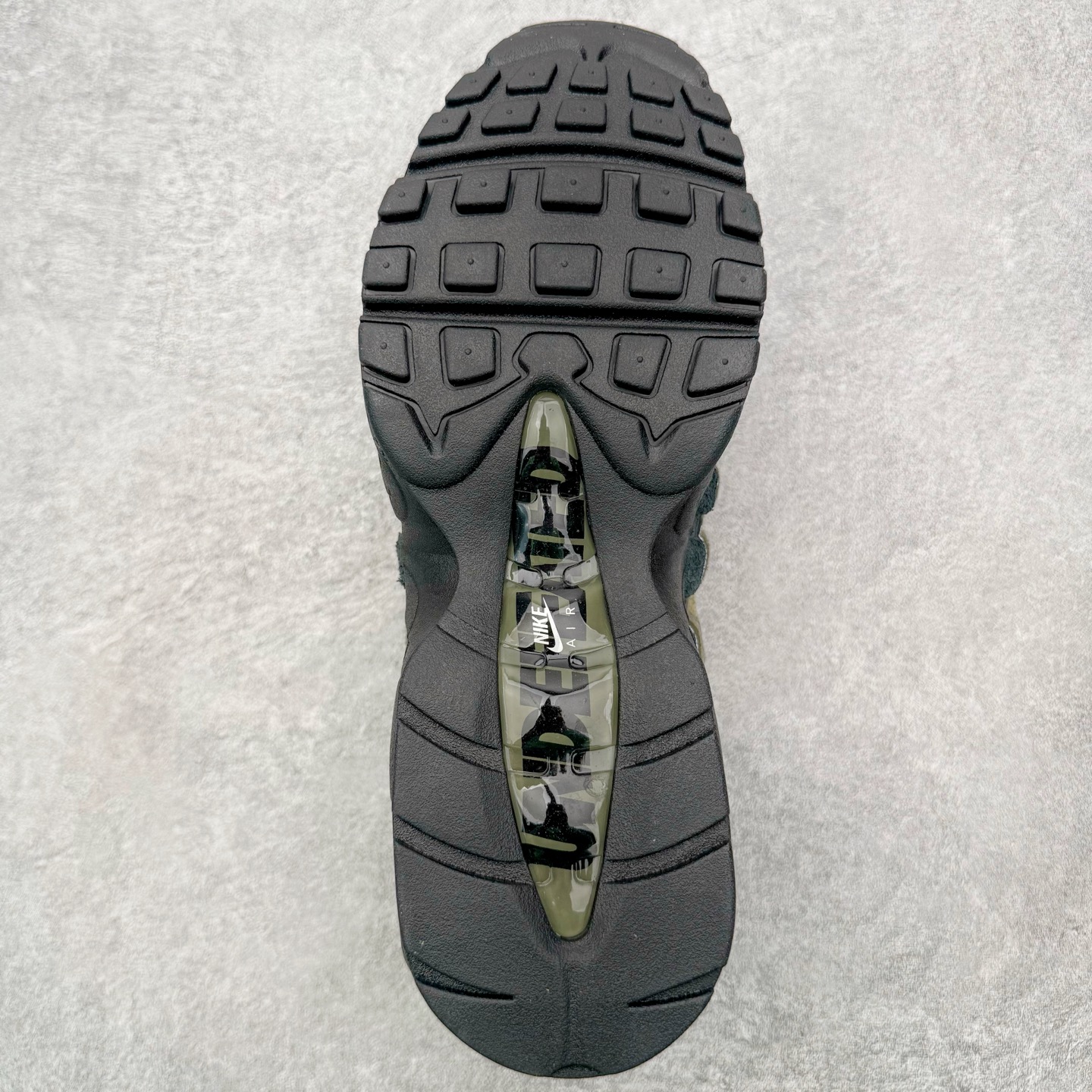 图片[9]-＃GX纯原 UNDEFEATED x NK Air Max 95 SP 纽约限定 联名黑绿 IB4523-200 经典重温 外单专供大厂出品 品质稳定 一百余色 终端操作 鞋款设计灵感源于人体构造 中底设计基于人体的脊柱构造 是整体设计的核心 尼龙孔眼代表了肋骨 而分层式面板和网眼象征着肌肉纤维和肉体组织 Air Max 95采用了两个独立的吹塑成型的Air-Sole单元 并首次在前掌使用可视化气垫设计 Swoosh logo夜当作一个 点符号放在了鞋子的后帮位置 20年的发展让 AIR MAX 95有了不同的故事 20年后再度面向世人的时候 焕然一新的面貌 让人有了另外一种清新脱俗的感觉 尺码：40 40.5 41 42 42.5 43 44 44.5 45 45.5 46 47.5 48.5-选品中心