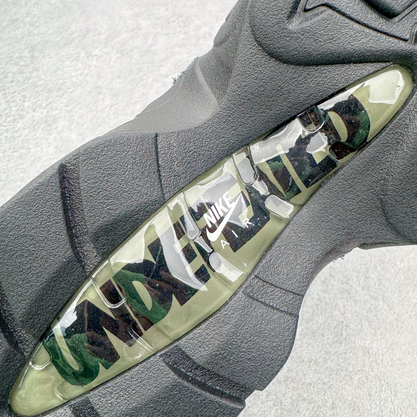 图片[21]-＃GX纯原 UNDEFEATED x NK Air Max 95 SP 纽约限定 联名黑绿 IB4523-200 经典重温 外单专供大厂出品 品质稳定 一百余色 终端操作 鞋款设计灵感源于人体构造 中底设计基于人体的脊柱构造 是整体设计的核心 尼龙孔眼代表了肋骨 而分层式面板和网眼象征着肌肉纤维和肉体组织 Air Max 95采用了两个独立的吹塑成型的Air-Sole单元 并首次在前掌使用可视化气垫设计 Swoosh logo夜当作一个 点符号放在了鞋子的后帮位置 20年的发展让 AIR MAX 95有了不同的故事 20年后再度面向世人的时候 焕然一新的面貌 让人有了另外一种清新脱俗的感觉 尺码：40 40.5 41 42 42.5 43 44 44.5 45 45.5 46 47.5 48.5-选品中心