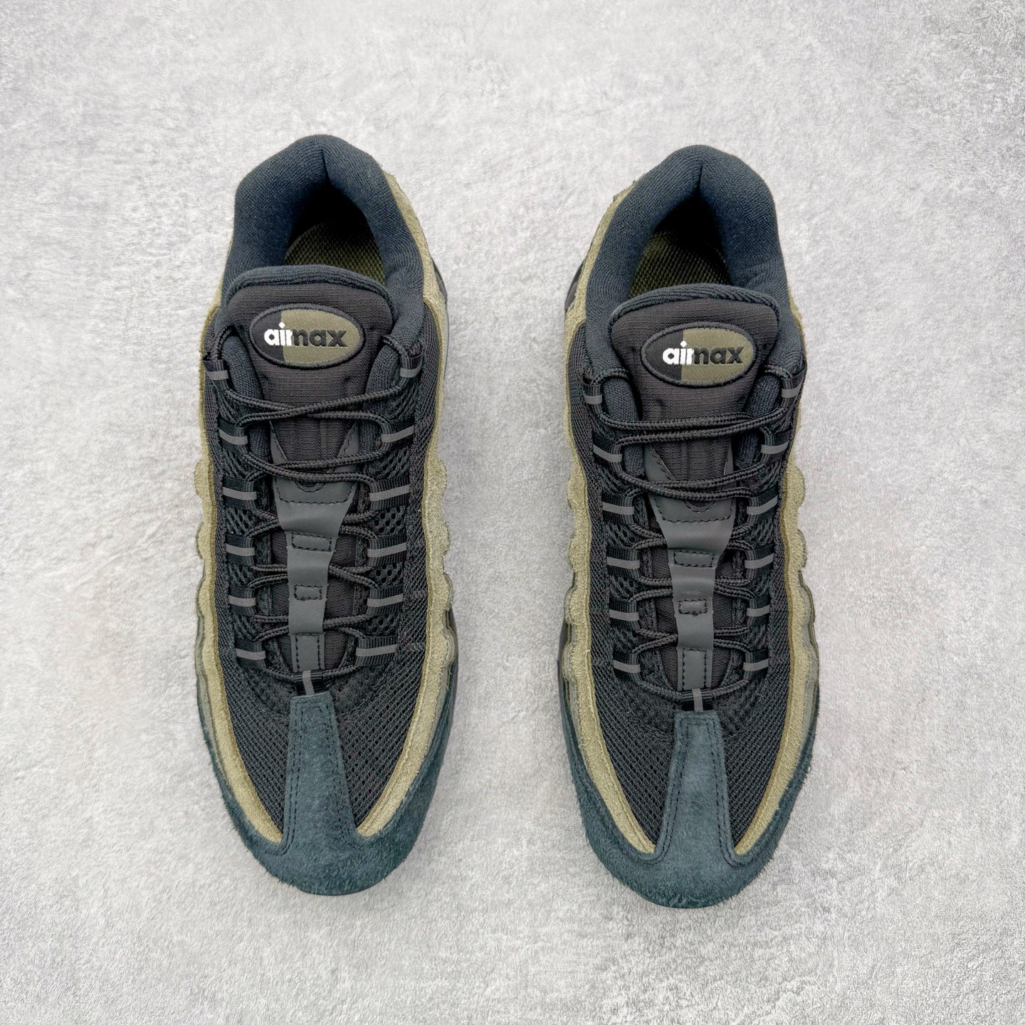 图片[2]-＃GX纯原 UNDEFEATED x NK Air Max 95 SP 纽约限定 联名黑绿 IB4523-200 经典重温 外单专供大厂出品 品质稳定 一百余色 终端操作 鞋款设计灵感源于人体构造 中底设计基于人体的脊柱构造 是整体设计的核心 尼龙孔眼代表了肋骨 而分层式面板和网眼象征着肌肉纤维和肉体组织 Air Max 95采用了两个独立的吹塑成型的Air-Sole单元 并首次在前掌使用可视化气垫设计 Swoosh logo夜当作一个 点符号放在了鞋子的后帮位置 20年的发展让 AIR MAX 95有了不同的故事 20年后再度面向世人的时候 焕然一新的面貌 让人有了另外一种清新脱俗的感觉 尺码：40 40.5 41 42 42.5 43 44 44.5 45 45.5 46 47.5 48.5-选品中心