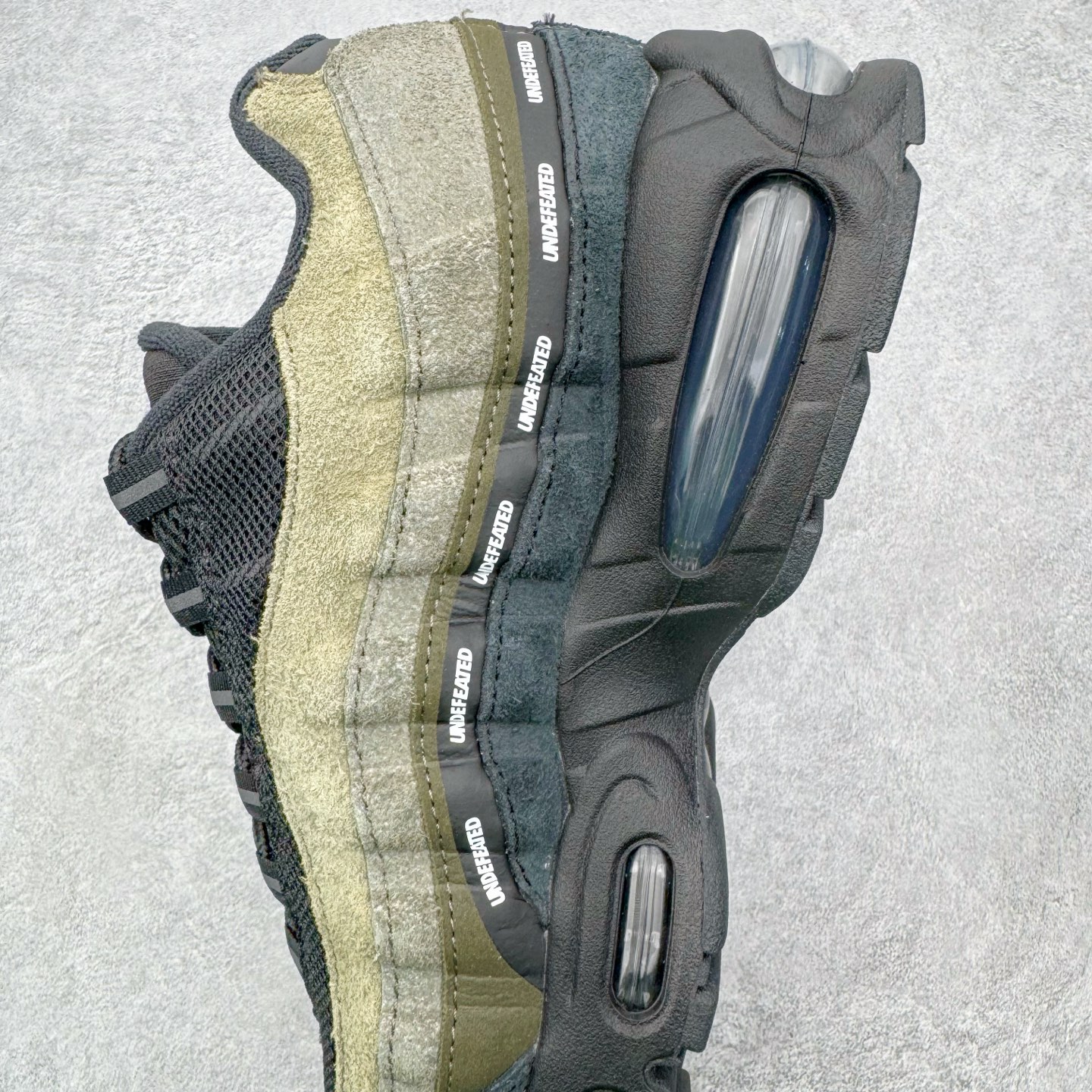 图片[7]-＃GX纯原 UNDEFEATED x NK Air Max 95 SP 纽约限定 联名黑绿 IB4523-200 经典重温 外单专供大厂出品 品质稳定 一百余色 终端操作 鞋款设计灵感源于人体构造 中底设计基于人体的脊柱构造 是整体设计的核心 尼龙孔眼代表了肋骨 而分层式面板和网眼象征着肌肉纤维和肉体组织 Air Max 95采用了两个独立的吹塑成型的Air-Sole单元 并首次在前掌使用可视化气垫设计 Swoosh logo夜当作一个 点符号放在了鞋子的后帮位置 20年的发展让 AIR MAX 95有了不同的故事 20年后再度面向世人的时候 焕然一新的面貌 让人有了另外一种清新脱俗的感觉 尺码：40 40.5 41 42 42.5 43 44 44.5 45 45.5 46 47.5 48.5-选品中心