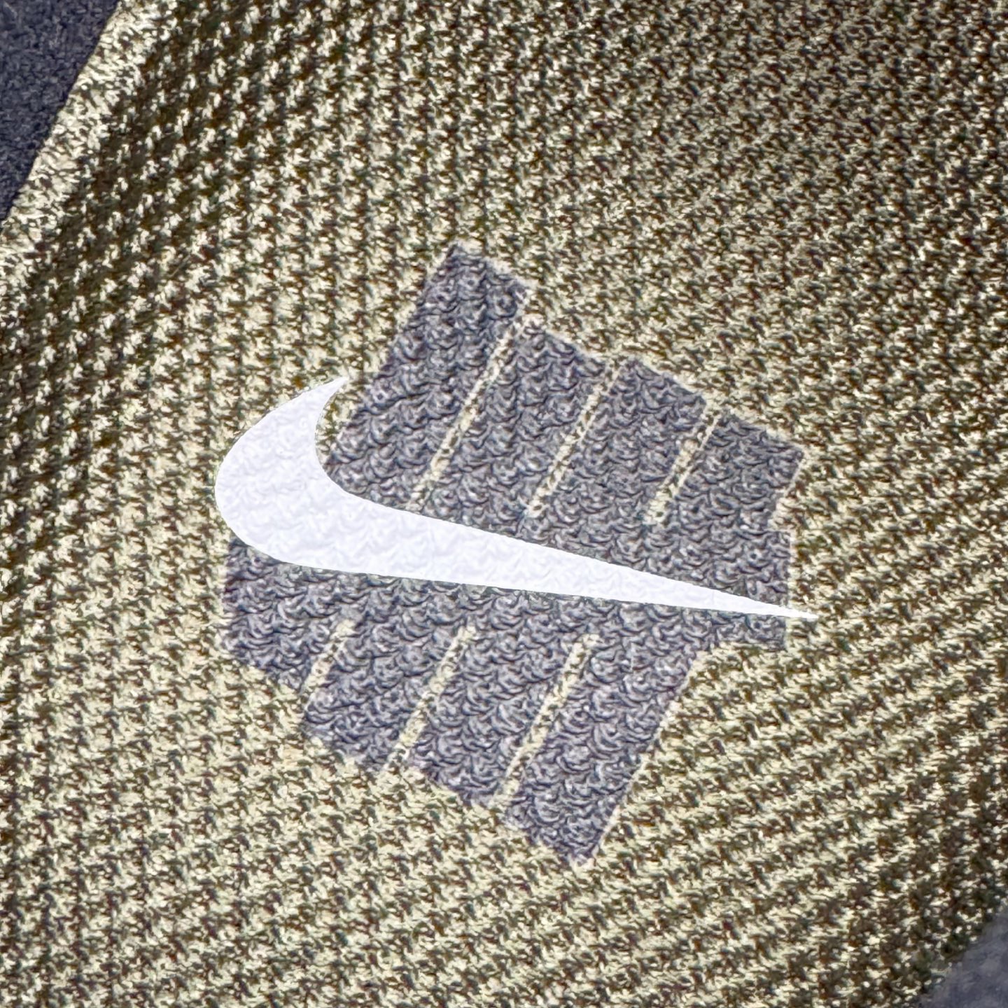 图片[11]-＃GX纯原 UNDEFEATED x NK Air Max 95 SP 纽约限定 联名黑绿 IB4523-200 经典重温 外单专供大厂出品 品质稳定 一百余色 终端操作 鞋款设计灵感源于人体构造 中底设计基于人体的脊柱构造 是整体设计的核心 尼龙孔眼代表了肋骨 而分层式面板和网眼象征着肌肉纤维和肉体组织 Air Max 95采用了两个独立的吹塑成型的Air-Sole单元 并首次在前掌使用可视化气垫设计 Swoosh logo夜当作一个 点符号放在了鞋子的后帮位置 20年的发展让 AIR MAX 95有了不同的故事 20年后再度面向世人的时候 焕然一新的面貌 让人有了另外一种清新脱俗的感觉 尺码：40 40.5 41 42 42.5 43 44 44.5 45 45.5 46 47.5 48.5-选品中心