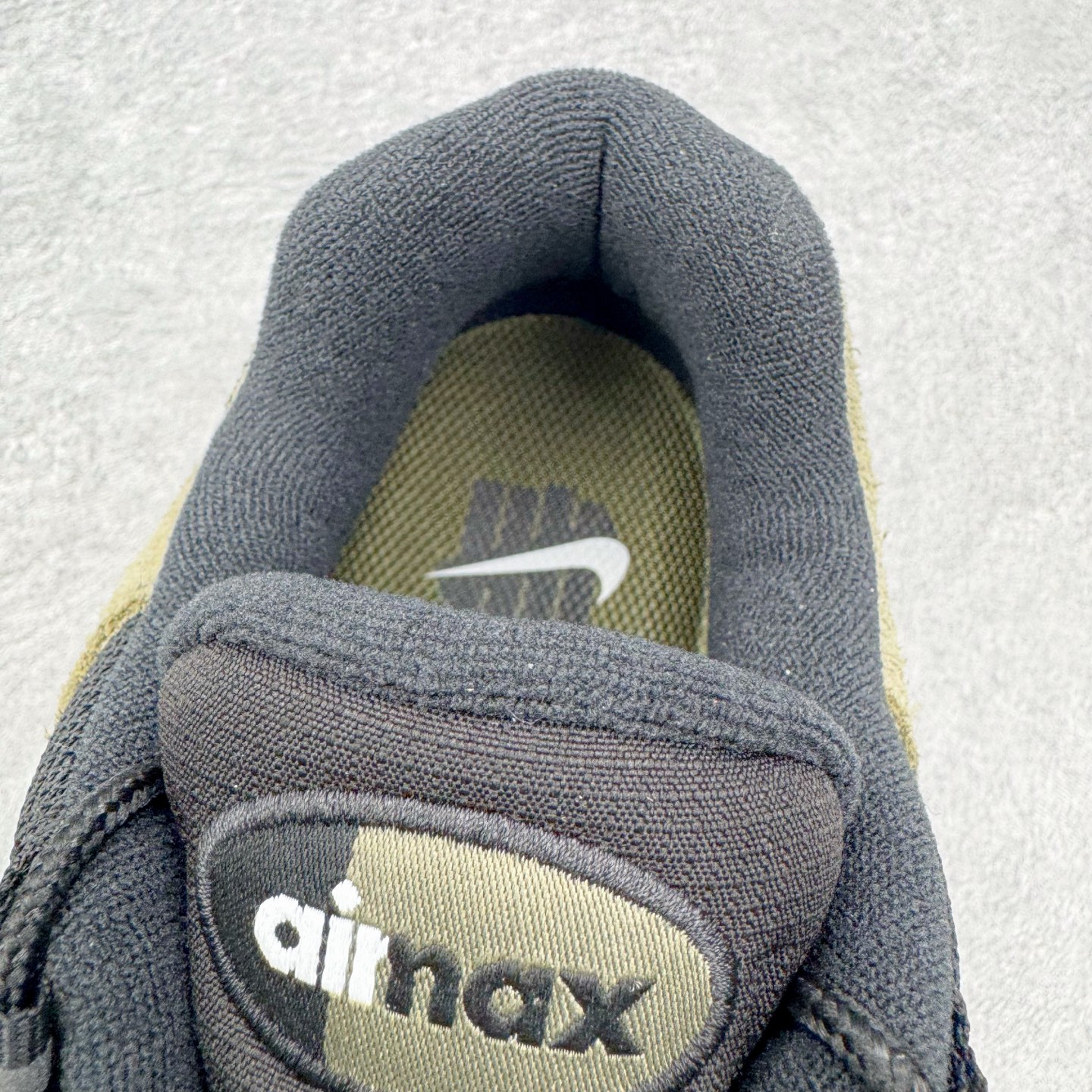 图片[15]-＃GX纯原 UNDEFEATED x NK Air Max 95 SP 纽约限定 联名黑绿 IB4523-200 经典重温 外单专供大厂出品 品质稳定 一百余色 终端操作 鞋款设计灵感源于人体构造 中底设计基于人体的脊柱构造 是整体设计的核心 尼龙孔眼代表了肋骨 而分层式面板和网眼象征着肌肉纤维和肉体组织 Air Max 95采用了两个独立的吹塑成型的Air-Sole单元 并首次在前掌使用可视化气垫设计 Swoosh logo夜当作一个 点符号放在了鞋子的后帮位置 20年的发展让 AIR MAX 95有了不同的故事 20年后再度面向世人的时候 焕然一新的面貌 让人有了另外一种清新脱俗的感觉 尺码：40 40.5 41 42 42.5 43 44 44.5 45 45.5 46 47.5 48.5-选品中心