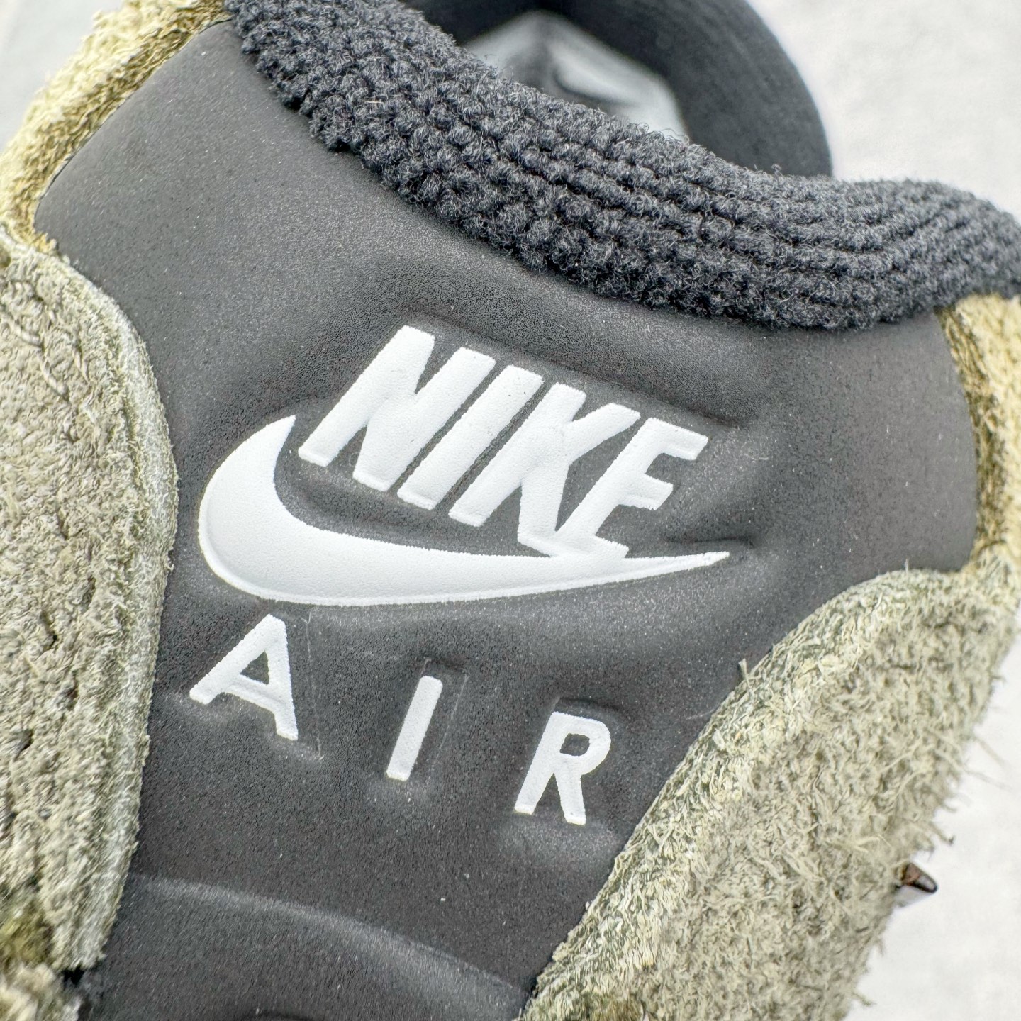 图片[14]-＃GX纯原 UNDEFEATED x NK Air Max 95 SP 纽约限定 联名黑绿 IB4523-200 经典重温 外单专供大厂出品 品质稳定 一百余色 终端操作 鞋款设计灵感源于人体构造 中底设计基于人体的脊柱构造 是整体设计的核心 尼龙孔眼代表了肋骨 而分层式面板和网眼象征着肌肉纤维和肉体组织 Air Max 95采用了两个独立的吹塑成型的Air-Sole单元 并首次在前掌使用可视化气垫设计 Swoosh logo夜当作一个 点符号放在了鞋子的后帮位置 20年的发展让 AIR MAX 95有了不同的故事 20年后再度面向世人的时候 焕然一新的面貌 让人有了另外一种清新脱俗的感觉 尺码：40 40.5 41 42 42.5 43 44 44.5 45 45.5 46 47.5 48.5-选品中心