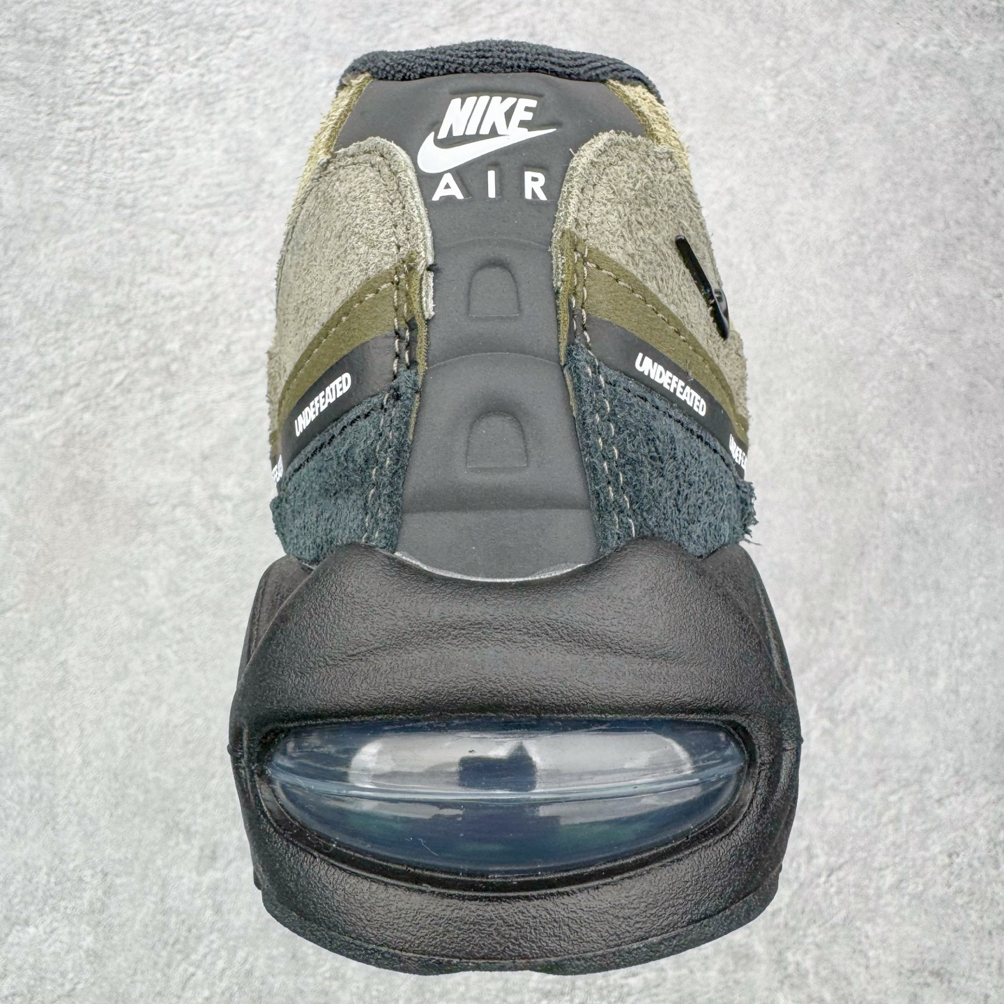 图片[8]-＃GX纯原 UNDEFEATED x NK Air Max 95 SP 纽约限定 联名黑绿 IB4523-200 经典重温 外单专供大厂出品 品质稳定 一百余色 终端操作 鞋款设计灵感源于人体构造 中底设计基于人体的脊柱构造 是整体设计的核心 尼龙孔眼代表了肋骨 而分层式面板和网眼象征着肌肉纤维和肉体组织 Air Max 95采用了两个独立的吹塑成型的Air-Sole单元 并首次在前掌使用可视化气垫设计 Swoosh logo夜当作一个 点符号放在了鞋子的后帮位置 20年的发展让 AIR MAX 95有了不同的故事 20年后再度面向世人的时候 焕然一新的面貌 让人有了另外一种清新脱俗的感觉 尺码：40 40.5 41 42 42.5 43 44 44.5 45 45.5 46 47.5 48.5-选品中心