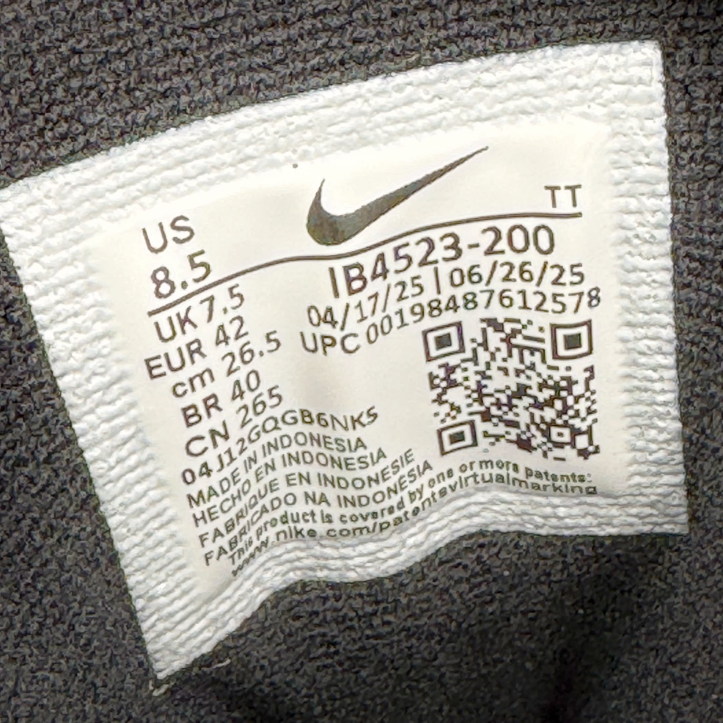 图片[13]-＃GX纯原 UNDEFEATED x NK Air Max 95 SP 纽约限定 联名黑绿 IB4523-200 经典重温 外单专供大厂出品 品质稳定 一百余色 终端操作 鞋款设计灵感源于人体构造 中底设计基于人体的脊柱构造 是整体设计的核心 尼龙孔眼代表了肋骨 而分层式面板和网眼象征着肌肉纤维和肉体组织 Air Max 95采用了两个独立的吹塑成型的Air-Sole单元 并首次在前掌使用可视化气垫设计 Swoosh logo夜当作一个 点符号放在了鞋子的后帮位置 20年的发展让 AIR MAX 95有了不同的故事 20年后再度面向世人的时候 焕然一新的面貌 让人有了另外一种清新脱俗的感觉 尺码：40 40.5 41 42 42.5 43 44 44.5 45 45.5 46 47.5 48.5-选品中心