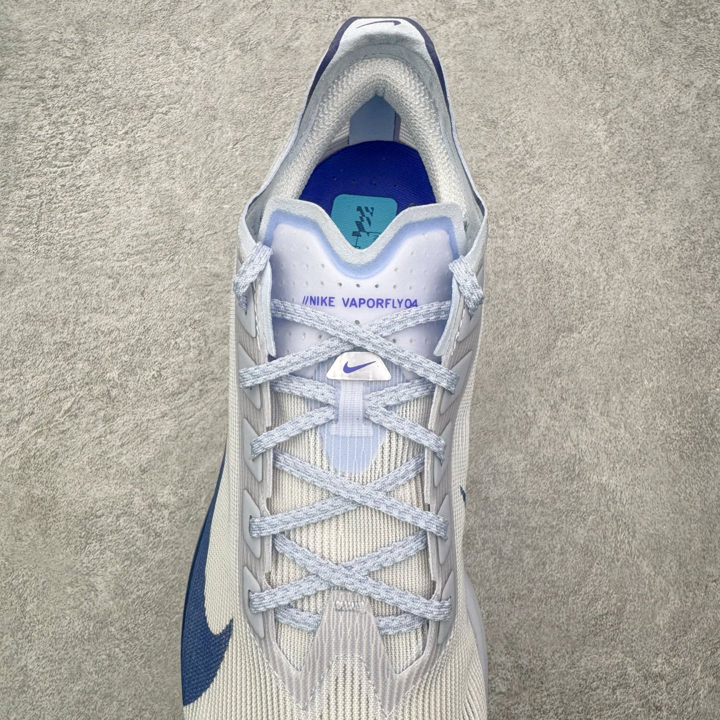 图片[5]-＃QD纯原 Jakob A. Ingebrigtsen x NK Zoom VaporFly Next 4% 舒适百搭透气回弹低帮短跑马拉松跑步鞋 HF6414-001 泰光Zp特供批次 市面唯一支持实战的跑鞋 原档案数据原厂网纱 正确高频花纹 前后掌内置Zoom Air气垫 原装MD大底 脚感完美还原 原盒原配 QC检验、钢印 俱全 原底科技 同步原版 脚感堪比Boost 采用精致醒目设计，精准诠释雅各布·因格布里格森的风格，聚焦他的核心信念：家庭与夺冠。该鞋款在前代鞋款的基础上减轻重量，但不影响性能表现。碳纤维 Flyplate 结合出众回弹的ZoomX泡绵中底，缔造比赛日佳选，令你快意难挡，疾速冲刺。这款公路竞速跑步鞋具备匠心品质，无论是日常畅跑还是马拉松，皆可轻松驾驭，是雅各布的信赖之选。尺码：36 36.5 37.5 38 38.5 39 40 40.5 41 42 42.5 43 44 44.5 45-选品中心