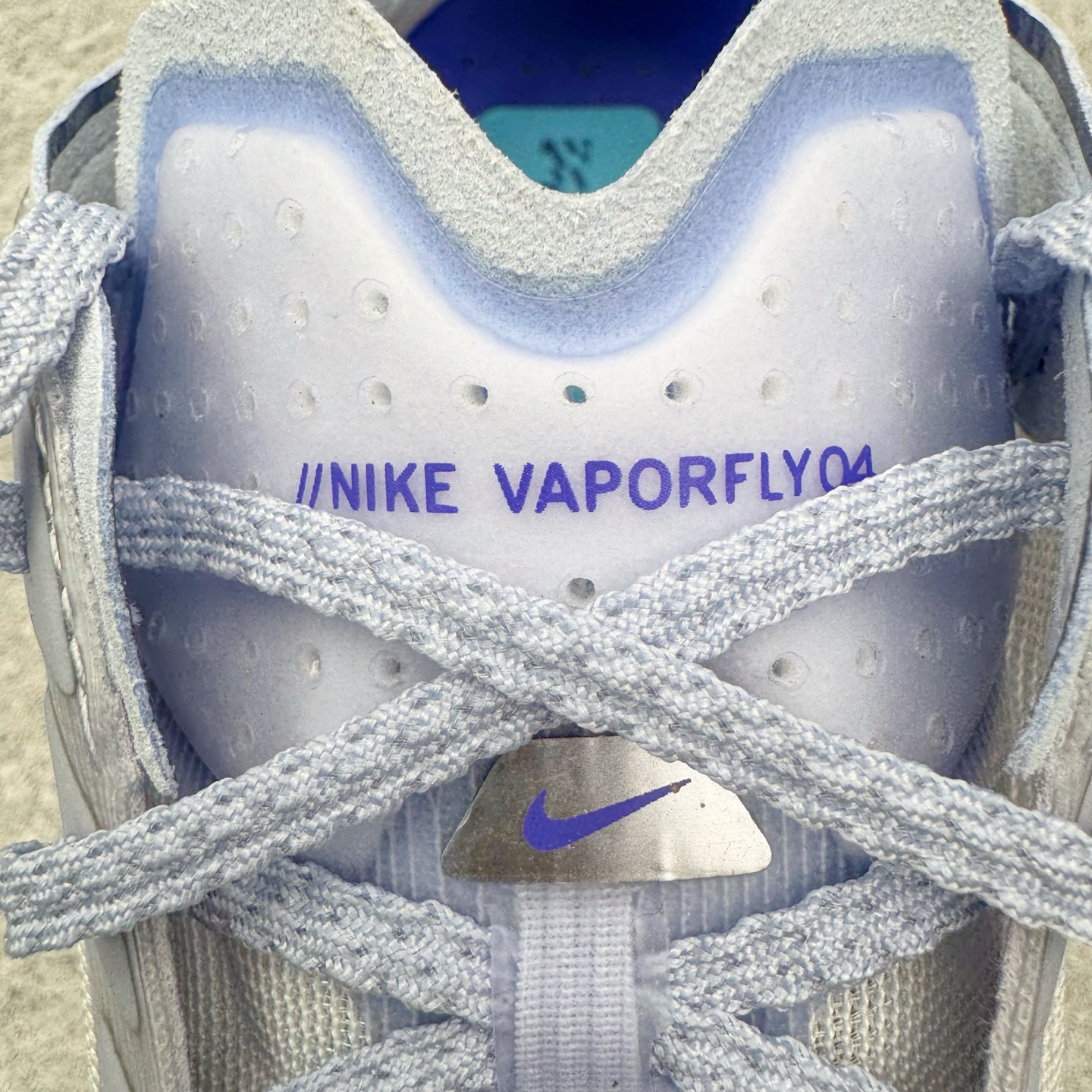 图片[14]-＃QD纯原 Jakob A. Ingebrigtsen x NK Zoom VaporFly Next 4% 舒适百搭透气回弹低帮短跑马拉松跑步鞋 HF6414-001 泰光Zp特供批次 市面唯一支持实战的跑鞋 原档案数据原厂网纱 正确高频花纹 前后掌内置Zoom Air气垫 原装MD大底 脚感完美还原 原盒原配 QC检验、钢印 俱全 原底科技 同步原版 脚感堪比Boost 采用精致醒目设计，精准诠释雅各布·因格布里格森的风格，聚焦他的核心信念：家庭与夺冠。该鞋款在前代鞋款的基础上减轻重量，但不影响性能表现。碳纤维 Flyplate 结合出众回弹的ZoomX泡绵中底，缔造比赛日佳选，令你快意难挡，疾速冲刺。这款公路竞速跑步鞋具备匠心品质，无论是日常畅跑还是马拉松，皆可轻松驾驭，是雅各布的信赖之选。尺码：36 36.5 37.5 38 38.5 39 40 40.5 41 42 42.5 43 44 44.5 45-选品中心