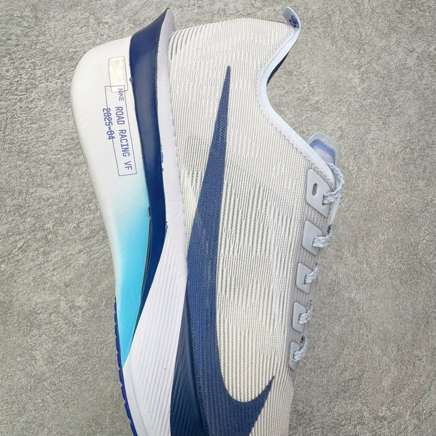 图片[6]-＃QD纯原 Jakob A. Ingebrigtsen x NK Zoom VaporFly Next 4% 舒适百搭透气回弹低帮短跑马拉松跑步鞋 HF6414-001 泰光Zp特供批次 市面唯一支持实战的跑鞋 原档案数据原厂网纱 正确高频花纹 前后掌内置Zoom Air气垫 原装MD大底 脚感完美还原 原盒原配 QC检验、钢印 俱全 原底科技 同步原版 脚感堪比Boost 采用精致醒目设计，精准诠释雅各布·因格布里格森的风格，聚焦他的核心信念：家庭与夺冠。该鞋款在前代鞋款的基础上减轻重量，但不影响性能表现。碳纤维 Flyplate 结合出众回弹的ZoomX泡绵中底，缔造比赛日佳选，令你快意难挡，疾速冲刺。这款公路竞速跑步鞋具备匠心品质，无论是日常畅跑还是马拉松，皆可轻松驾驭，是雅各布的信赖之选。尺码：36 36.5 37.5 38 38.5 39 40 40.5 41 42 42.5 43 44 44.5 45-选品中心