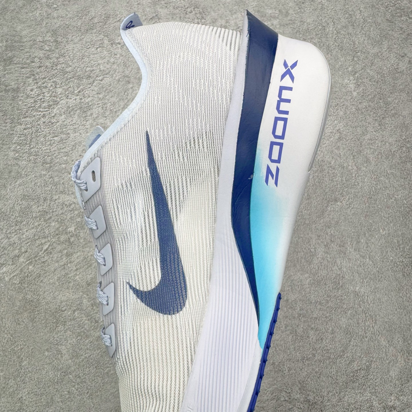 图片[7]-＃QD纯原 Jakob A. Ingebrigtsen x NK Zoom VaporFly Next 4% 舒适百搭透气回弹低帮短跑马拉松跑步鞋 HF6414-001 泰光Zp特供批次 市面唯一支持实战的跑鞋 原档案数据原厂网纱 正确高频花纹 前后掌内置Zoom Air气垫 原装MD大底 脚感完美还原 原盒原配 QC检验、钢印 俱全 原底科技 同步原版 脚感堪比Boost 采用精致醒目设计，精准诠释雅各布·因格布里格森的风格，聚焦他的核心信念：家庭与夺冠。该鞋款在前代鞋款的基础上减轻重量，但不影响性能表现。碳纤维 Flyplate 结合出众回弹的ZoomX泡绵中底，缔造比赛日佳选，令你快意难挡，疾速冲刺。这款公路竞速跑步鞋具备匠心品质，无论是日常畅跑还是马拉松，皆可轻松驾驭，是雅各布的信赖之选。尺码：36 36.5 37.5 38 38.5 39 40 40.5 41 42 42.5 43 44 44.5 45-选品中心