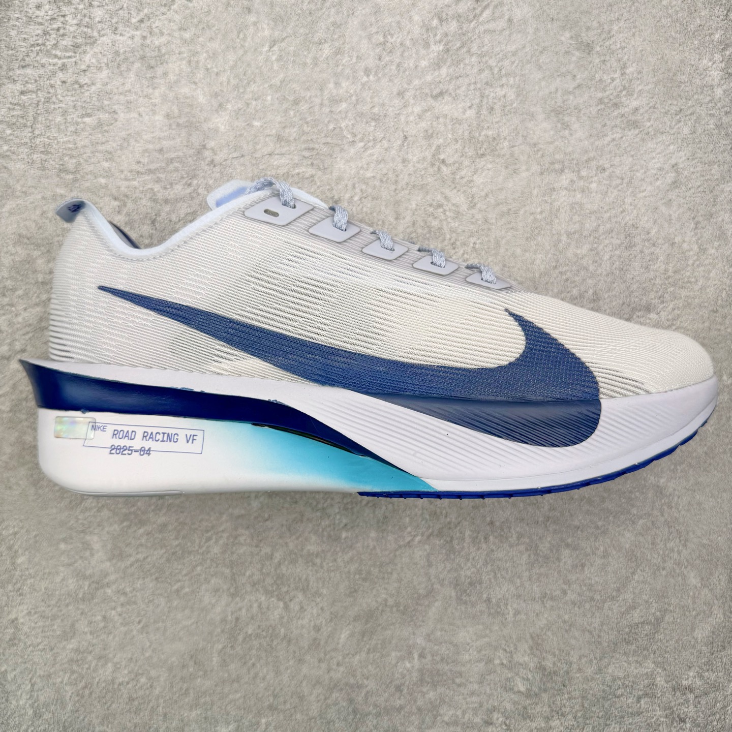 ＃QD纯原 Jakob A. Ingebrigtsen x NK Zoom VaporFly Next 4% 舒适百搭透气回弹低帮短跑马拉松跑步鞋 HF6414-001 泰光Zp特供批次 市面唯一支持实战的跑鞋 原档案数据原厂网纱 正确高频花纹 前后掌内置Zoom Air气垫 原装MD大底 脚感完美还原 原盒原配 QC检验、钢印 俱全 原底科技 同步原版 脚感堪比Boost 采用精致醒目设计，精准诠释雅各布·因格布里格森的风格，聚焦他的核心信念：家庭与夺冠。该鞋款在前代鞋款的基础上减轻重量，但不影响性能表现。碳纤维 Flyplate 结合出众回弹的ZoomX泡绵中底，缔造比赛日佳选，令你快意难挡，疾速冲刺。这款公路竞速跑步鞋具备匠心品质，无论是日常畅跑还是马拉松，皆可轻松驾驭，是雅各布的信赖之选。尺码：36 36.5 37.5 38 38.5 39 40 40.5 41 42 42.5 43 44 44.5 45-选品中心