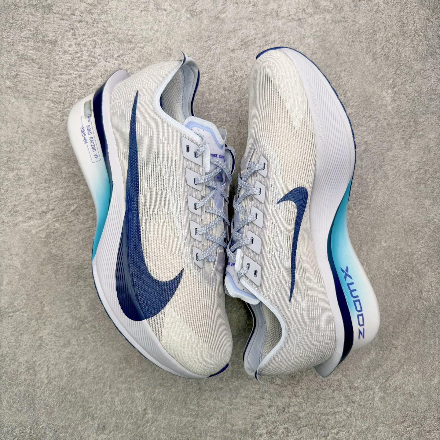 图片[3]-＃QD纯原 Jakob A. Ingebrigtsen x NK Zoom VaporFly Next 4% 舒适百搭透气回弹低帮短跑马拉松跑步鞋 HF6414-001 泰光Zp特供批次 市面唯一支持实战的跑鞋 原档案数据原厂网纱 正确高频花纹 前后掌内置Zoom Air气垫 原装MD大底 脚感完美还原 原盒原配 QC检验、钢印 俱全 原底科技 同步原版 脚感堪比Boost 采用精致醒目设计，精准诠释雅各布·因格布里格森的风格，聚焦他的核心信念：家庭与夺冠。该鞋款在前代鞋款的基础上减轻重量，但不影响性能表现。碳纤维 Flyplate 结合出众回弹的ZoomX泡绵中底，缔造比赛日佳选，令你快意难挡，疾速冲刺。这款公路竞速跑步鞋具备匠心品质，无论是日常畅跑还是马拉松，皆可轻松驾驭，是雅各布的信赖之选。尺码：36 36.5 37.5 38 38.5 39 40 40.5 41 42 42.5 43 44 44.5 45-选品中心