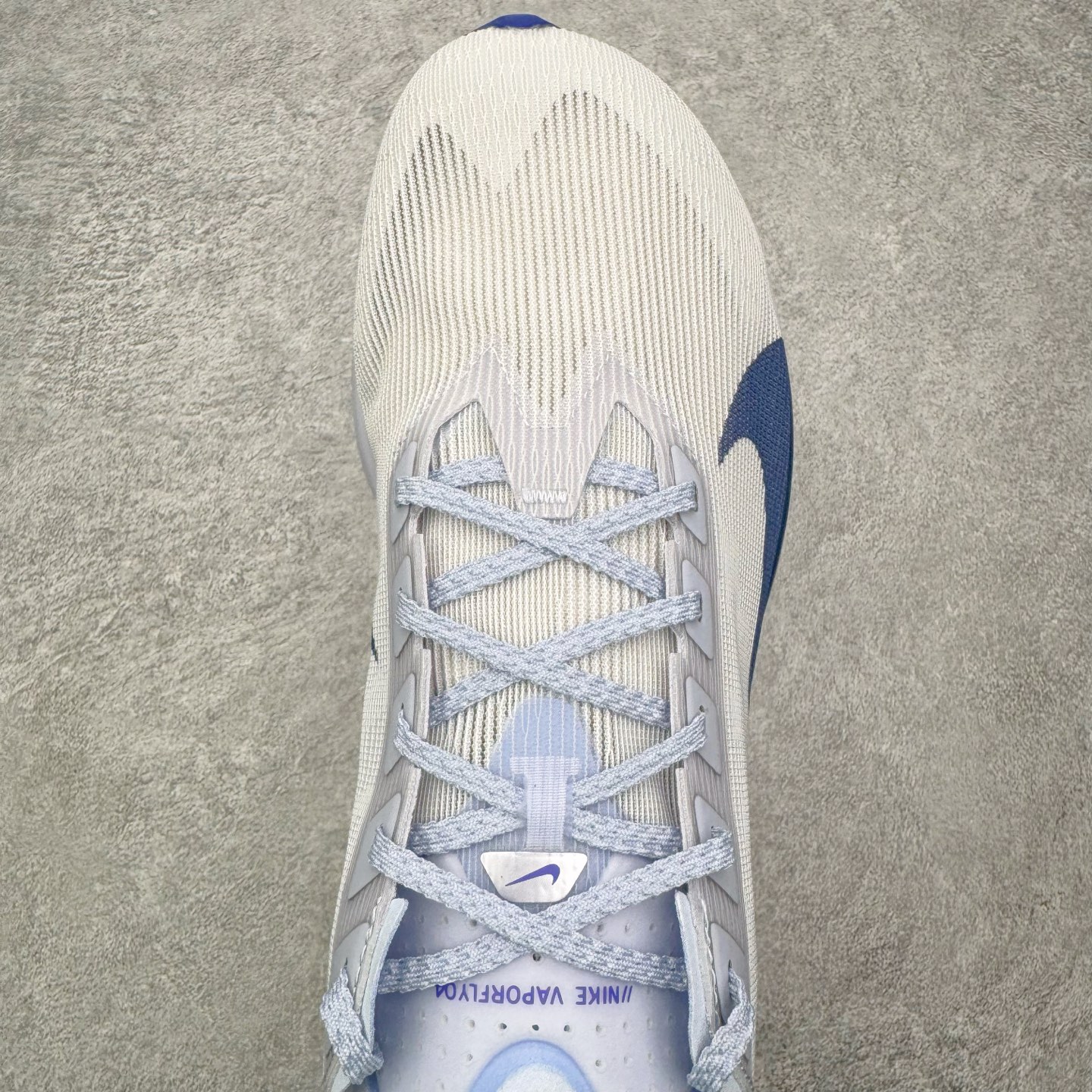 图片[4]-＃QD纯原 Jakob A. Ingebrigtsen x NK Zoom VaporFly Next 4% 舒适百搭透气回弹低帮短跑马拉松跑步鞋 HF6414-001 泰光Zp特供批次 市面唯一支持实战的跑鞋 原档案数据原厂网纱 正确高频花纹 前后掌内置Zoom Air气垫 原装MD大底 脚感完美还原 原盒原配 QC检验、钢印 俱全 原底科技 同步原版 脚感堪比Boost 采用精致醒目设计，精准诠释雅各布·因格布里格森的风格，聚焦他的核心信念：家庭与夺冠。该鞋款在前代鞋款的基础上减轻重量，但不影响性能表现。碳纤维 Flyplate 结合出众回弹的ZoomX泡绵中底，缔造比赛日佳选，令你快意难挡，疾速冲刺。这款公路竞速跑步鞋具备匠心品质，无论是日常畅跑还是马拉松，皆可轻松驾驭，是雅各布的信赖之选。尺码：36 36.5 37.5 38 38.5 39 40 40.5 41 42 42.5 43 44 44.5 45-选品中心