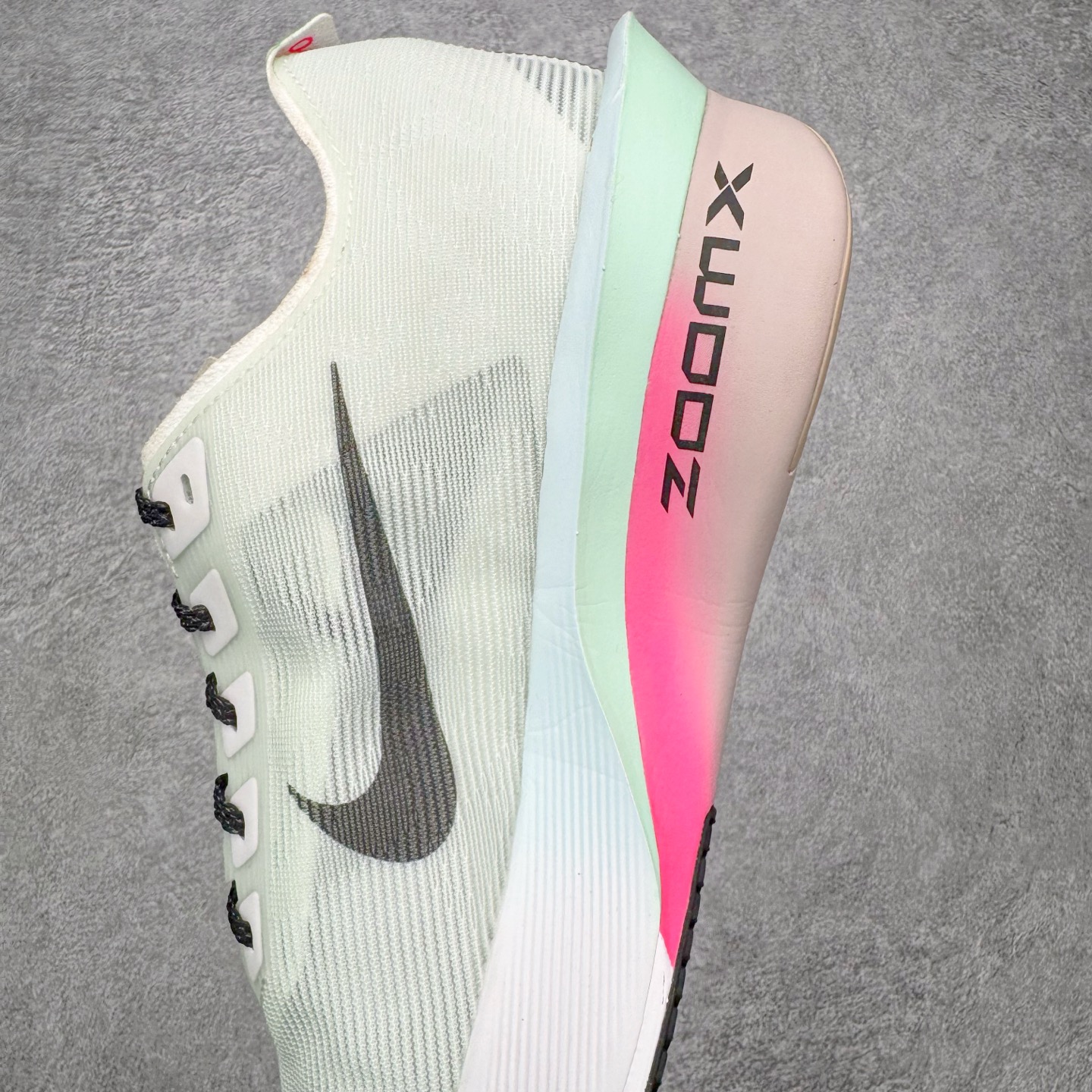 图片[7]-＃QD纯原 Jakob A. Ingebrigtsen x NK Zoom VaporFly Next 4% 舒适百搭透气回弹低帮短跑马拉松跑步鞋 HF6414-101 泰光Zp特供批次 市面唯一支持实战的跑鞋 原档案数据原厂网纱 正确高频花纹 前后掌内置Zoom Air气垫 原装MD大底 脚感完美还原 原盒原配 QC检验、钢印 俱全 原底科技 同步原版 脚感堪比Boost 采用精致醒目设计，精准诠释雅各布·因格布里格森的风格，聚焦他的核心信念：家庭与夺冠。该鞋款在前代鞋款的基础上减轻重量，但不影响性能表现。碳纤维 Flyplate 结合出众回弹的ZoomX泡绵中底，缔造比赛日佳选，令你快意难挡，疾速冲刺。这款公路竞速跑步鞋具备匠心品质，无论是日常畅跑还是马拉松，皆可轻松驾驭，是雅各布的信赖之选。尺码：36 36.5 37.5 38 38.5 39 40 40.5 41 42 42.5 43 44 44.5 45-选品中心