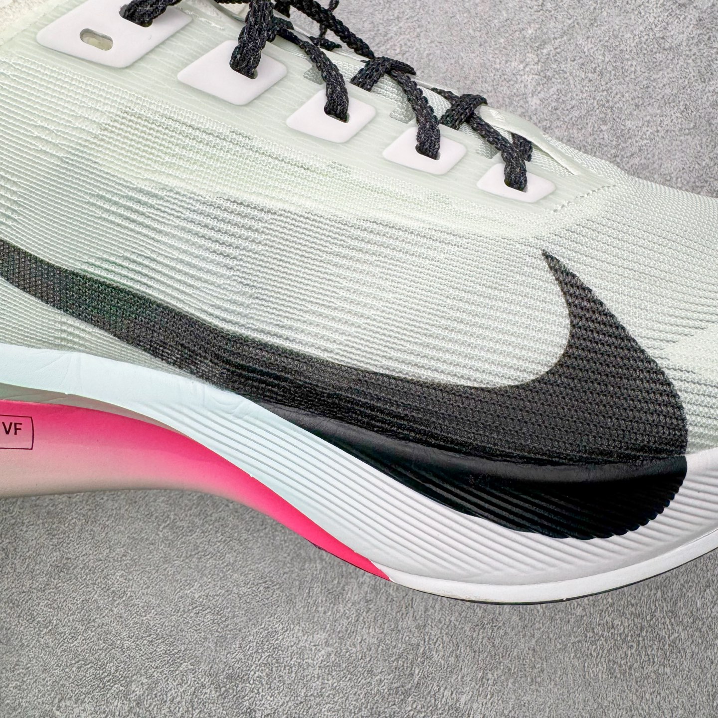 图片[19]-＃QD纯原 Jakob A. Ingebrigtsen x NK Zoom VaporFly Next 4% 舒适百搭透气回弹低帮短跑马拉松跑步鞋 HF6414-101 泰光Zp特供批次 市面唯一支持实战的跑鞋 原档案数据原厂网纱 正确高频花纹 前后掌内置Zoom Air气垫 原装MD大底 脚感完美还原 原盒原配 QC检验、钢印 俱全 原底科技 同步原版 脚感堪比Boost 采用精致醒目设计，精准诠释雅各布·因格布里格森的风格，聚焦他的核心信念：家庭与夺冠。该鞋款在前代鞋款的基础上减轻重量，但不影响性能表现。碳纤维 Flyplate 结合出众回弹的ZoomX泡绵中底，缔造比赛日佳选，令你快意难挡，疾速冲刺。这款公路竞速跑步鞋具备匠心品质，无论是日常畅跑还是马拉松，皆可轻松驾驭，是雅各布的信赖之选。尺码：36 36.5 37.5 38 38.5 39 40 40.5 41 42 42.5 43 44 44.5 45-选品中心