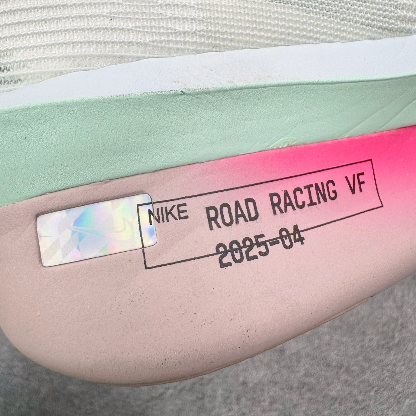图片[18]-＃QD纯原 Jakob A. Ingebrigtsen x NK Zoom VaporFly Next 4% 舒适百搭透气回弹低帮短跑马拉松跑步鞋 HF6414-101 泰光Zp特供批次 市面唯一支持实战的跑鞋 原档案数据原厂网纱 正确高频花纹 前后掌内置Zoom Air气垫 原装MD大底 脚感完美还原 原盒原配 QC检验、钢印 俱全 原底科技 同步原版 脚感堪比Boost 采用精致醒目设计，精准诠释雅各布·因格布里格森的风格，聚焦他的核心信念：家庭与夺冠。该鞋款在前代鞋款的基础上减轻重量，但不影响性能表现。碳纤维 Flyplate 结合出众回弹的ZoomX泡绵中底，缔造比赛日佳选，令你快意难挡，疾速冲刺。这款公路竞速跑步鞋具备匠心品质，无论是日常畅跑还是马拉松，皆可轻松驾驭，是雅各布的信赖之选。尺码：36 36.5 37.5 38 38.5 39 40 40.5 41 42 42.5 43 44 44.5 45-选品中心