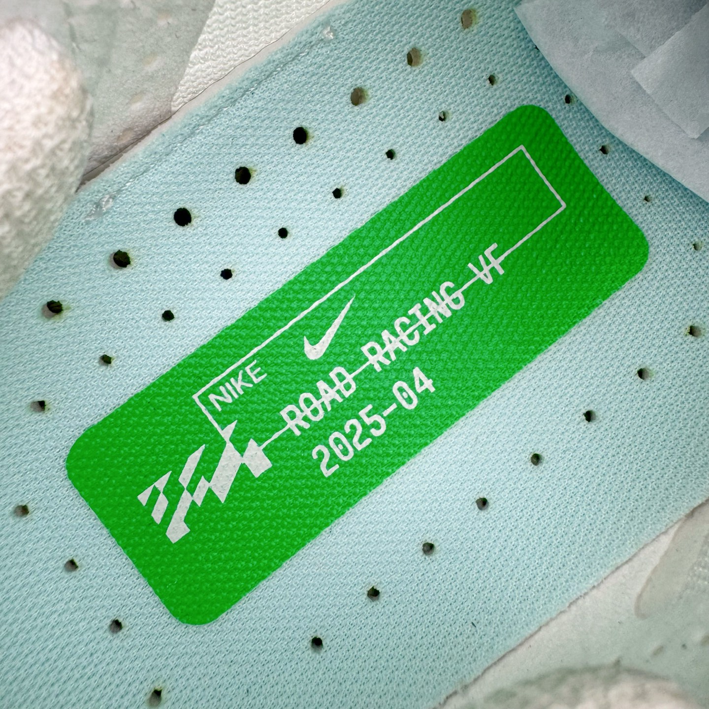 图片[13]-＃QD纯原 Jakob A. Ingebrigtsen x NK Zoom VaporFly Next 4% 舒适百搭透气回弹低帮短跑马拉松跑步鞋 HF6414-101 泰光Zp特供批次 市面唯一支持实战的跑鞋 原档案数据原厂网纱 正确高频花纹 前后掌内置Zoom Air气垫 原装MD大底 脚感完美还原 原盒原配 QC检验、钢印 俱全 原底科技 同步原版 脚感堪比Boost 采用精致醒目设计，精准诠释雅各布·因格布里格森的风格，聚焦他的核心信念：家庭与夺冠。该鞋款在前代鞋款的基础上减轻重量，但不影响性能表现。碳纤维 Flyplate 结合出众回弹的ZoomX泡绵中底，缔造比赛日佳选，令你快意难挡，疾速冲刺。这款公路竞速跑步鞋具备匠心品质，无论是日常畅跑还是马拉松，皆可轻松驾驭，是雅各布的信赖之选。尺码：36 36.5 37.5 38 38.5 39 40 40.5 41 42 42.5 43 44 44.5 45-选品中心