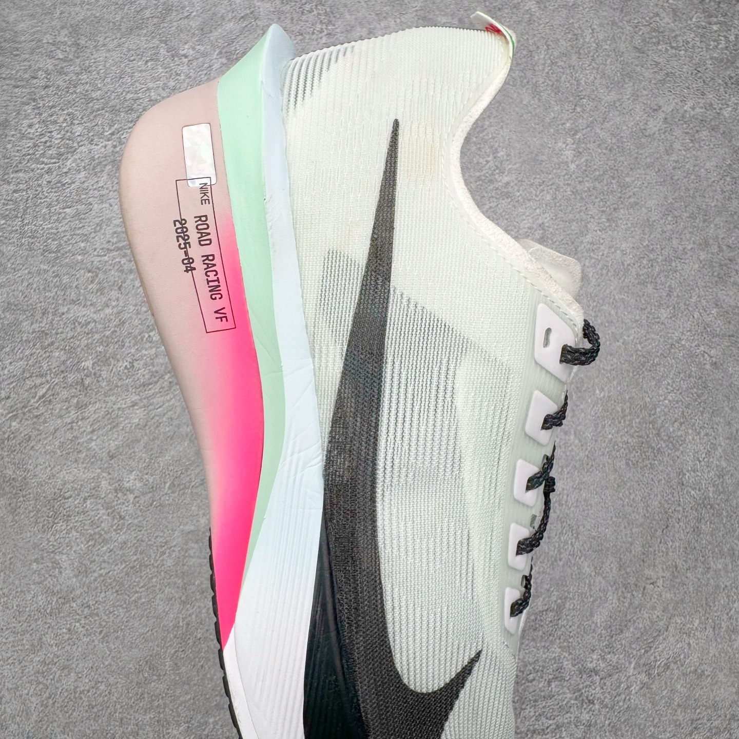 图片[6]-＃QD纯原 Jakob A. Ingebrigtsen x NK Zoom VaporFly Next 4% 舒适百搭透气回弹低帮短跑马拉松跑步鞋 HF6414-101 泰光Zp特供批次 市面唯一支持实战的跑鞋 原档案数据原厂网纱 正确高频花纹 前后掌内置Zoom Air气垫 原装MD大底 脚感完美还原 原盒原配 QC检验、钢印 俱全 原底科技 同步原版 脚感堪比Boost 采用精致醒目设计，精准诠释雅各布·因格布里格森的风格，聚焦他的核心信念：家庭与夺冠。该鞋款在前代鞋款的基础上减轻重量，但不影响性能表现。碳纤维 Flyplate 结合出众回弹的ZoomX泡绵中底，缔造比赛日佳选，令你快意难挡，疾速冲刺。这款公路竞速跑步鞋具备匠心品质，无论是日常畅跑还是马拉松，皆可轻松驾驭，是雅各布的信赖之选。尺码：36 36.5 37.5 38 38.5 39 40 40.5 41 42 42.5 43 44 44.5 45-选品中心