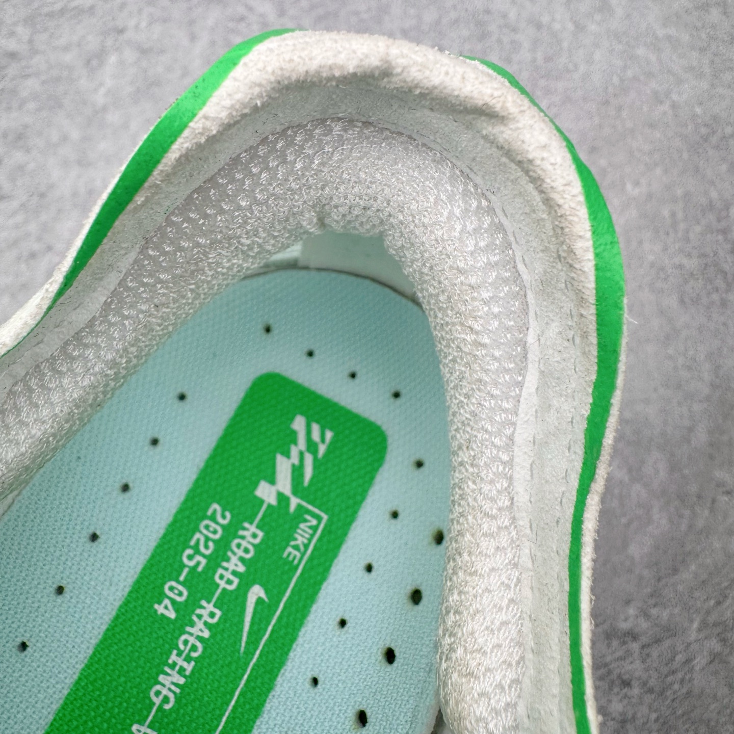 图片[12]-＃QD纯原 Jakob A. Ingebrigtsen x NK Zoom VaporFly Next 4% 舒适百搭透气回弹低帮短跑马拉松跑步鞋 HF6414-101 泰光Zp特供批次 市面唯一支持实战的跑鞋 原档案数据原厂网纱 正确高频花纹 前后掌内置Zoom Air气垫 原装MD大底 脚感完美还原 原盒原配 QC检验、钢印 俱全 原底科技 同步原版 脚感堪比Boost 采用精致醒目设计，精准诠释雅各布·因格布里格森的风格，聚焦他的核心信念：家庭与夺冠。该鞋款在前代鞋款的基础上减轻重量，但不影响性能表现。碳纤维 Flyplate 结合出众回弹的ZoomX泡绵中底，缔造比赛日佳选，令你快意难挡，疾速冲刺。这款公路竞速跑步鞋具备匠心品质，无论是日常畅跑还是马拉松，皆可轻松驾驭，是雅各布的信赖之选。尺码：36 36.5 37.5 38 38.5 39 40 40.5 41 42 42.5 43 44 44.5 45-选品中心