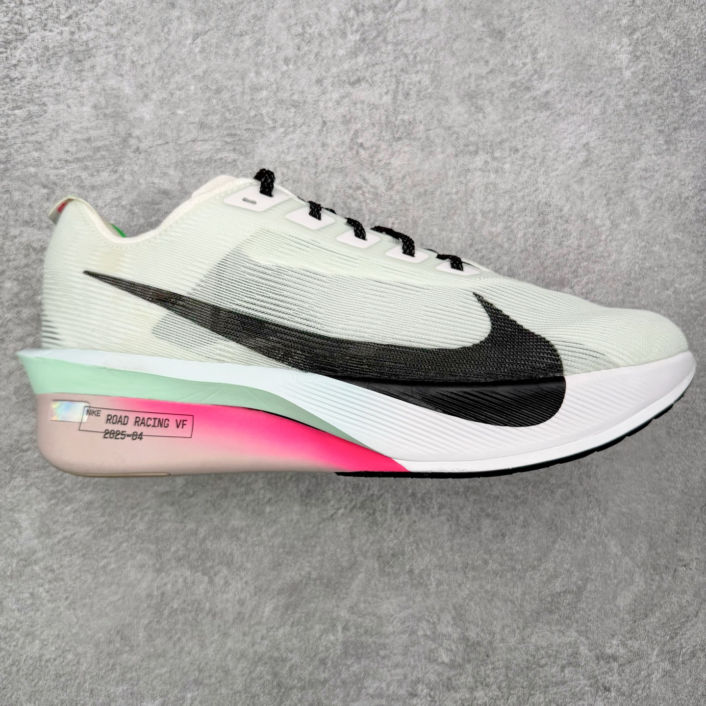 ＃QD纯原 Jakob A. Ingebrigtsen x NK Zoom VaporFly Next 4% 舒适百搭透气回弹低帮短跑马拉松跑步鞋 HF6414-101 泰光Zp特供批次 市面唯一支持实战的跑鞋 原档案数据原厂网纱 正确高频花纹 前后掌内置Zoom Air气垫 原装MD大底 脚感完美还原 原盒原配 QC检验、钢印 俱全 原底科技 同步原版 脚感堪比Boost 采用精致醒目设计，精准诠释雅各布·因格布里格森的风格，聚焦他的核心信念：家庭与夺冠。该鞋款在前代鞋款的基础上减轻重量，但不影响性能表现。碳纤维 Flyplate 结合出众回弹的ZoomX泡绵中底，缔造比赛日佳选，令你快意难挡，疾速冲刺。这款公路竞速跑步鞋具备匠心品质，无论是日常畅跑还是马拉松，皆可轻松驾驭，是雅各布的信赖之选。尺码：36 36.5 37.5 38 38.5 39 40 40.5 41 42 42.5 43 44 44.5 45-选品中心