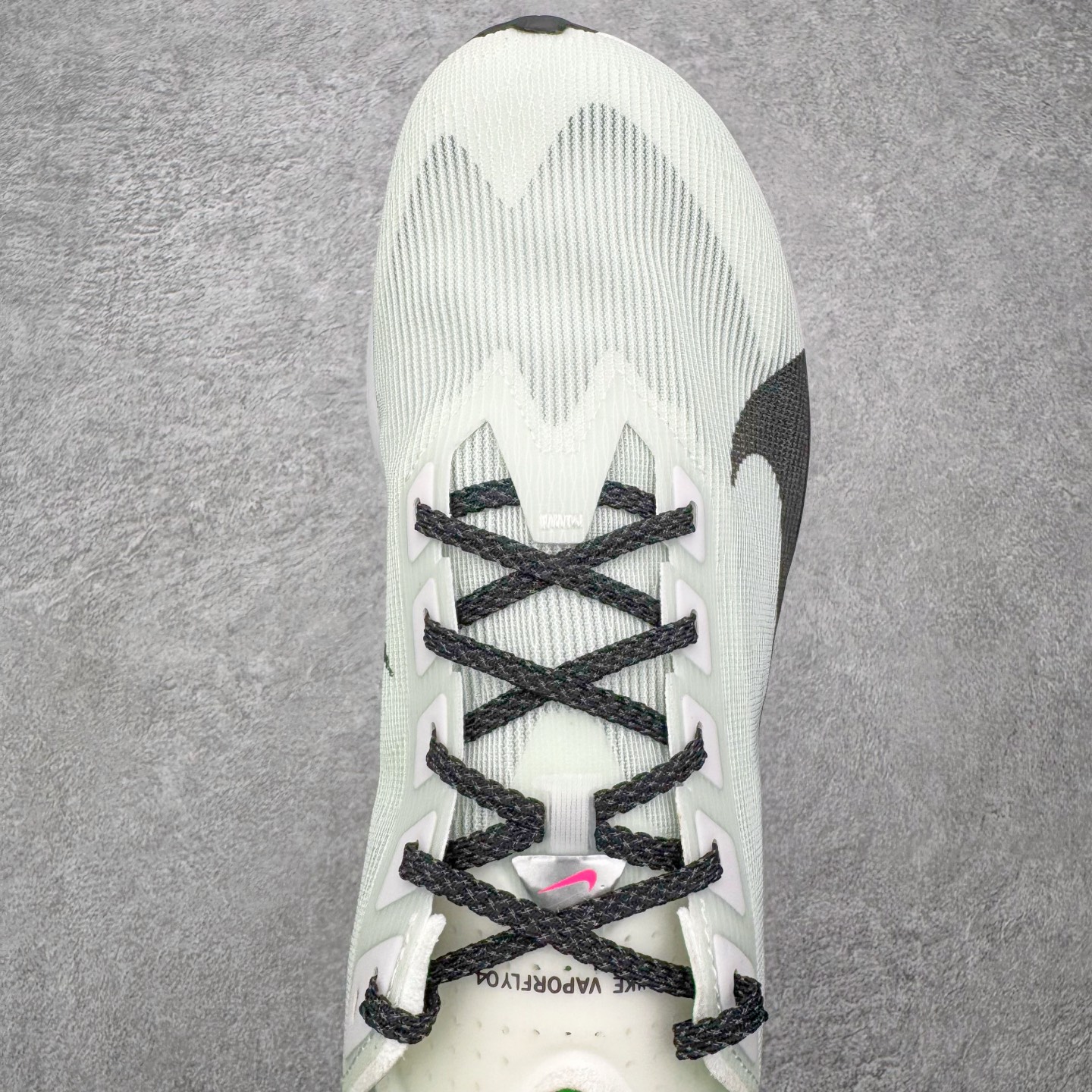 图片[4]-＃QD纯原 Jakob A. Ingebrigtsen x NK Zoom VaporFly Next 4% 舒适百搭透气回弹低帮短跑马拉松跑步鞋 HF6414-101 泰光Zp特供批次 市面唯一支持实战的跑鞋 原档案数据原厂网纱 正确高频花纹 前后掌内置Zoom Air气垫 原装MD大底 脚感完美还原 原盒原配 QC检验、钢印 俱全 原底科技 同步原版 脚感堪比Boost 采用精致醒目设计，精准诠释雅各布·因格布里格森的风格，聚焦他的核心信念：家庭与夺冠。该鞋款在前代鞋款的基础上减轻重量，但不影响性能表现。碳纤维 Flyplate 结合出众回弹的ZoomX泡绵中底，缔造比赛日佳选，令你快意难挡，疾速冲刺。这款公路竞速跑步鞋具备匠心品质，无论是日常畅跑还是马拉松，皆可轻松驾驭，是雅各布的信赖之选。尺码：36 36.5 37.5 38 38.5 39 40 40.5 41 42 42.5 43 44 44.5 45-选品中心