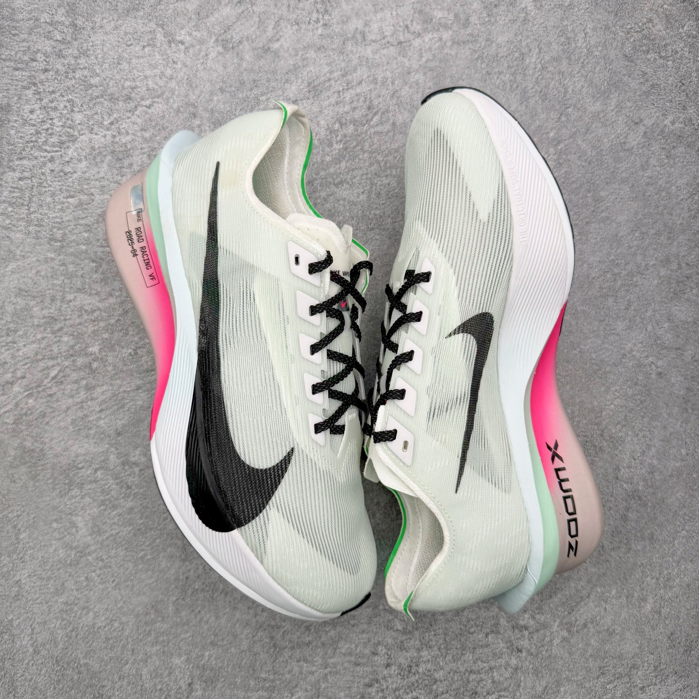 图片[3]-＃QD纯原 Jakob A. Ingebrigtsen x NK Zoom VaporFly Next 4% 舒适百搭透气回弹低帮短跑马拉松跑步鞋 HF6414-101 泰光Zp特供批次 市面唯一支持实战的跑鞋 原档案数据原厂网纱 正确高频花纹 前后掌内置Zoom Air气垫 原装MD大底 脚感完美还原 原盒原配 QC检验、钢印 俱全 原底科技 同步原版 脚感堪比Boost 采用精致醒目设计，精准诠释雅各布·因格布里格森的风格，聚焦他的核心信念：家庭与夺冠。该鞋款在前代鞋款的基础上减轻重量，但不影响性能表现。碳纤维 Flyplate 结合出众回弹的ZoomX泡绵中底，缔造比赛日佳选，令你快意难挡，疾速冲刺。这款公路竞速跑步鞋具备匠心品质，无论是日常畅跑还是马拉松，皆可轻松驾驭，是雅各布的信赖之选。尺码：36 36.5 37.5 38 38.5 39 40 40.5 41 42 42.5 43 44 44.5 45-选品中心