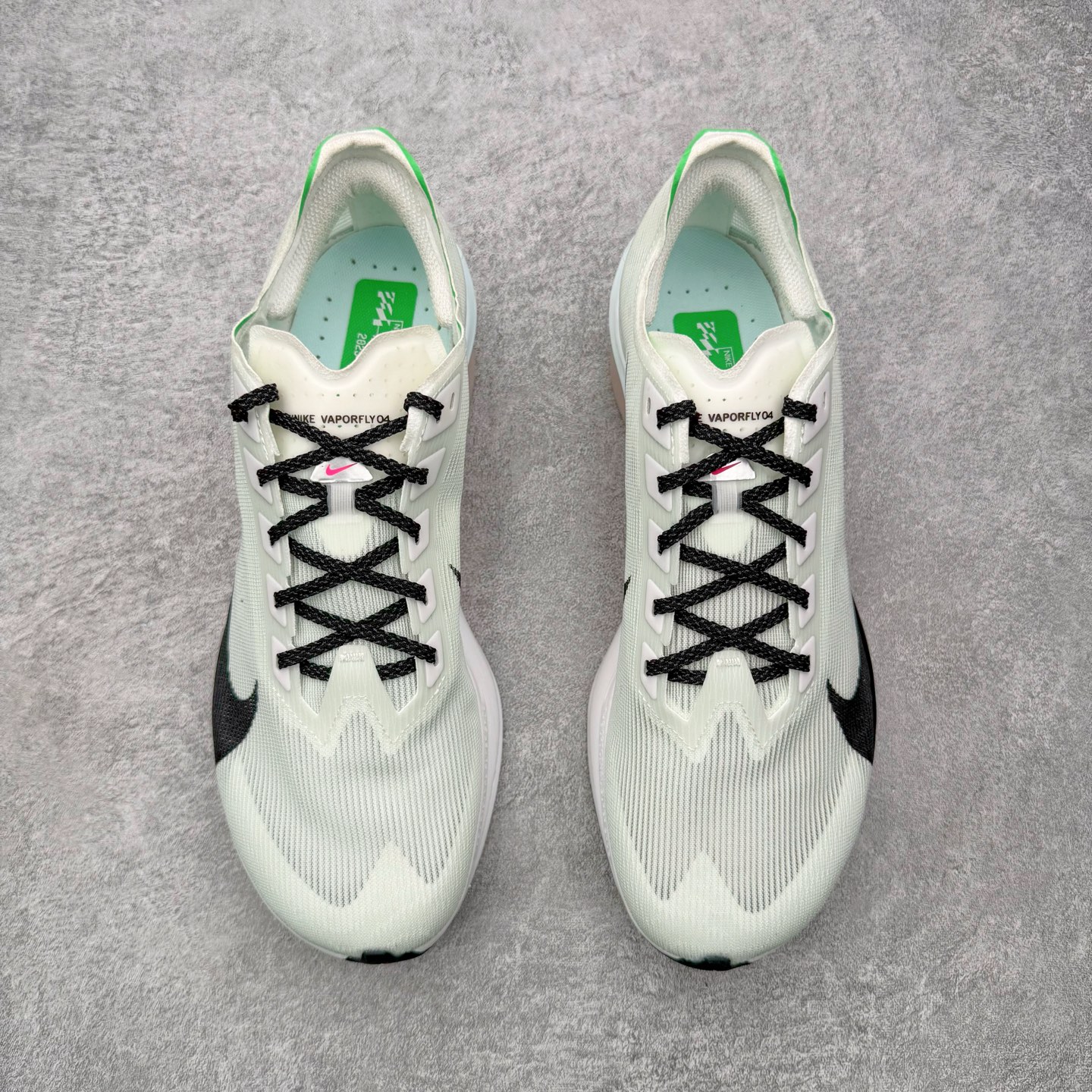 图片[2]-＃QD纯原 Jakob A. Ingebrigtsen x NK Zoom VaporFly Next 4% 舒适百搭透气回弹低帮短跑马拉松跑步鞋 HF6414-101 泰光Zp特供批次 市面唯一支持实战的跑鞋 原档案数据原厂网纱 正确高频花纹 前后掌内置Zoom Air气垫 原装MD大底 脚感完美还原 原盒原配 QC检验、钢印 俱全 原底科技 同步原版 脚感堪比Boost 采用精致醒目设计，精准诠释雅各布·因格布里格森的风格，聚焦他的核心信念：家庭与夺冠。该鞋款在前代鞋款的基础上减轻重量，但不影响性能表现。碳纤维 Flyplate 结合出众回弹的ZoomX泡绵中底，缔造比赛日佳选，令你快意难挡，疾速冲刺。这款公路竞速跑步鞋具备匠心品质，无论是日常畅跑还是马拉松，皆可轻松驾驭，是雅各布的信赖之选。尺码：36 36.5 37.5 38 38.5 39 40 40.5 41 42 42.5 43 44 44.5 45-选品中心