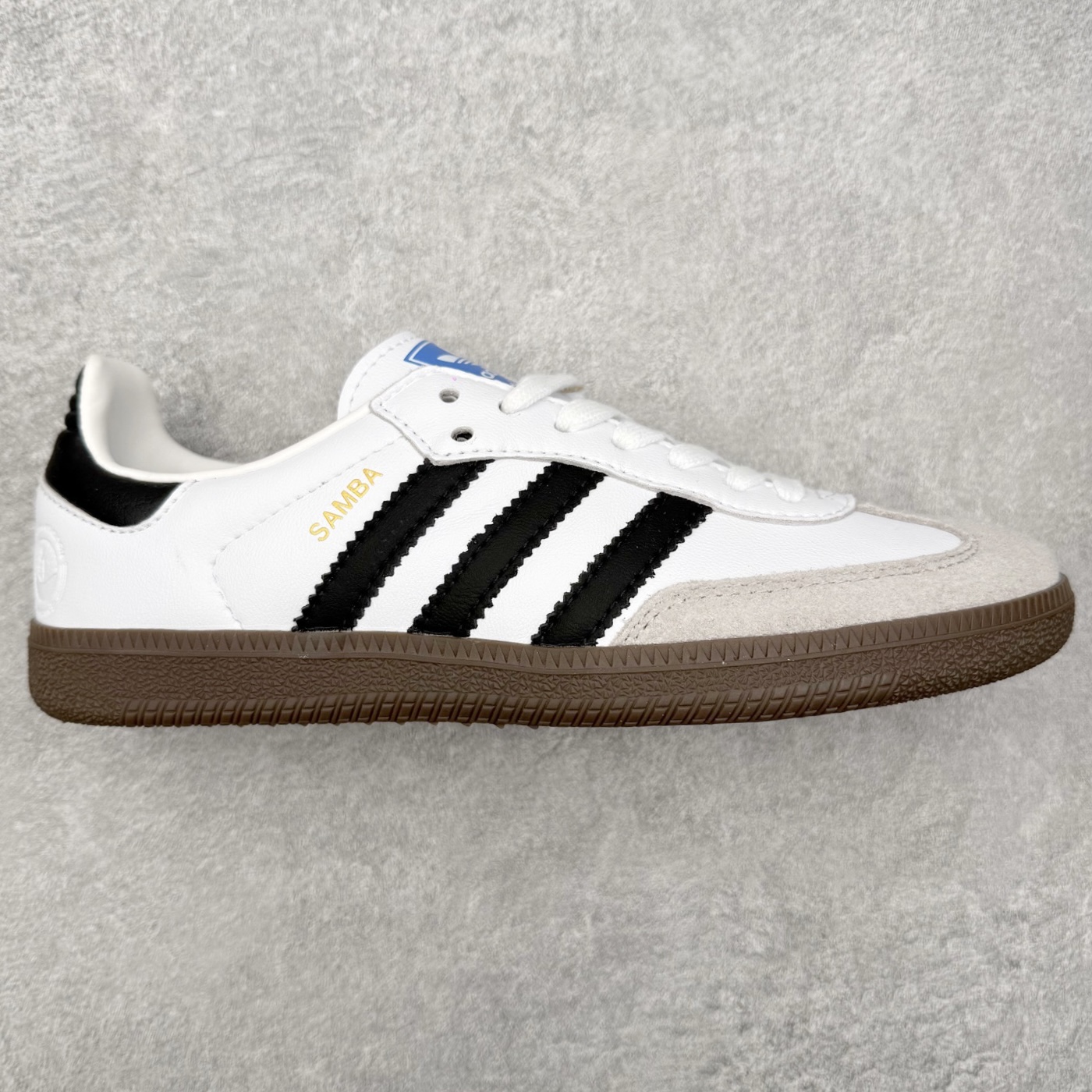 ＃HZ AD Original Samba OG 桑巴复古经典轻便板鞋 FW2427 口碑大厂出品 全网最全AD系列 品控大底版型不断改良更新 全套原纸板楦头开发 确保原汁原味 完美呈现桑巴版型 一比一鞋头弧度高度鞋身弧度 此版本只针对中端市场 皮料材质有所更替 其他数据细节工艺流程均保持一致 绝不口嗨 细节品控鞋型随意对比 正确烫金高频细节 原装纳米超迁皮料 独家私模橡胶大底 原盒原配 这款桑巴鞋展示了高质量的工艺 带有装饰的超锁缝制和无缝的手感 柔软、柔软的皮革造型和标志性的3条纹完成了精致的外观 正规合身鞋带 鞋面上有绒面鞋垫 橡胶鞋底 享受正畸套筒软感 自50年代首次亮相以来就一直在赢得粉丝的青睐 尺码：36 36.5 37.5 38 38.5 39 40 40.5 41 42 42.5 43 44 44.5 45-选品中心