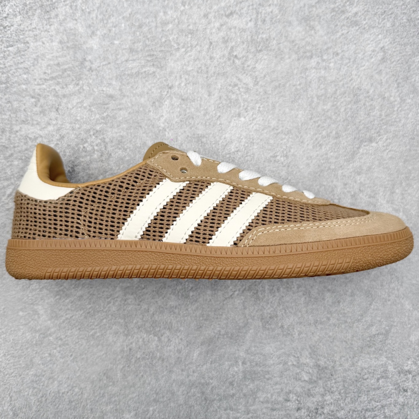 ＃HZ AD Original Samba OG 桑巴复古经典轻便板鞋 IH3261 口碑大厂出品 全网最全AD系列 品控大底版型不断改良更新 全套原纸板楦头开发 确保原汁原味 完美呈现桑巴版型 一比一鞋头弧度高度鞋身弧度 此版本只针对中端市场 皮料材质有所更替 其他数据细节工艺流程均保持一致 绝不口嗨 细节品控鞋型随意对比 正确烫金高频细节 原装纳米超迁皮料 独家私模橡胶大底 原盒原配 这款桑巴鞋展示了高质量的工艺 带有装饰的超锁缝制和无缝的手感 柔软、柔软的皮革造型和标志性的3条纹完成了精致的外观 正规合身鞋带 鞋面上有绒面鞋垫 橡胶鞋底 享受正畸套筒软感 自50年代首次亮相以来就一直在赢得粉丝的青睐 尺码：36 36.5 37.5 38 38.5 39 40 40.5 41 42 42.5 43 44 44.5 45-选品中心