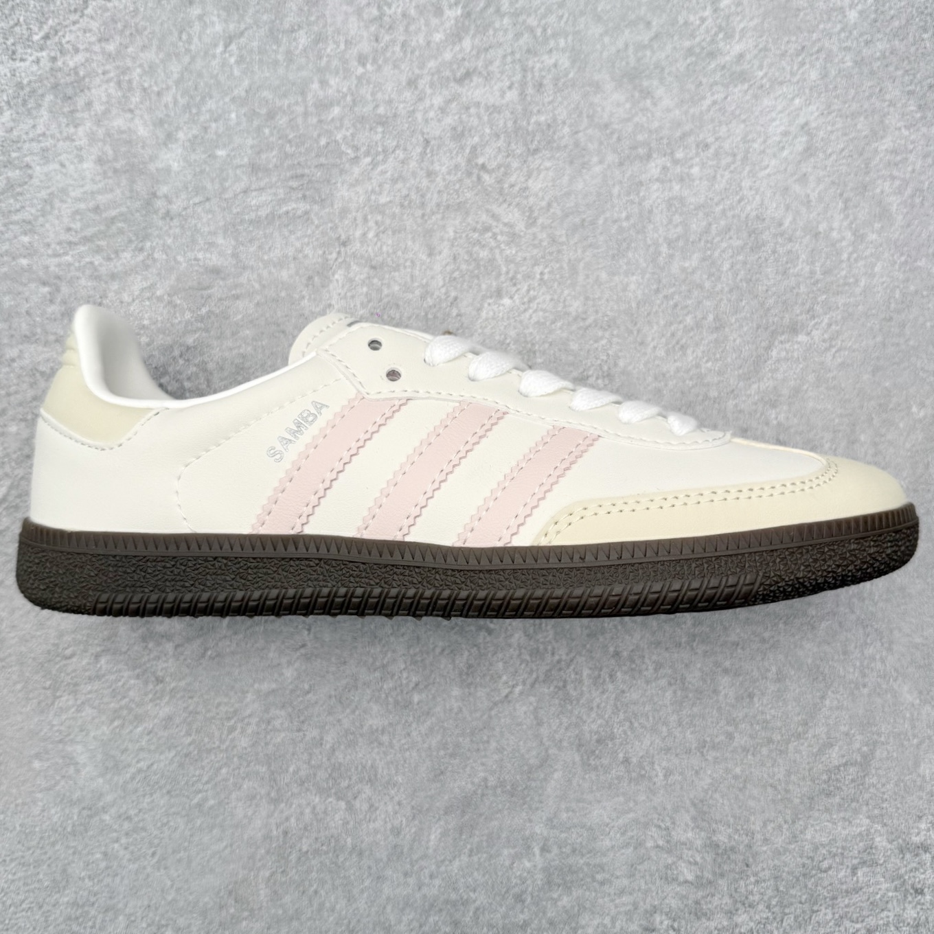 ＃HZ AD Original Samba OG 桑巴复古经典轻便板鞋 IH2751 口碑大厂出品 全网最全AD系列 品控大底版型不断改良更新 全套原纸板楦头开发 确保原汁原味 完美呈现桑巴版型 一比一鞋头弧度高度鞋身弧度 此版本只针对中端市场 皮料材质有所更替 其他数据细节工艺流程均保持一致 绝不口嗨 细节品控鞋型随意对比 正确烫金高频细节 原装纳米超迁皮料 独家私模橡胶大底 原盒原配 这款桑巴鞋展示了高质量的工艺 带有装饰的超锁缝制和无缝的手感 柔软、柔软的皮革造型和标志性的3条纹完成了精致的外观 正规合身鞋带 鞋面上有绒面鞋垫 橡胶鞋底 享受正畸套筒软感 自50年代首次亮相以来就一直在赢得粉丝的青睐 尺码：36 36.5 37.5 38 38.5 39 40 40.5 41 42 42.5 43 44 44.5 45-选品中心