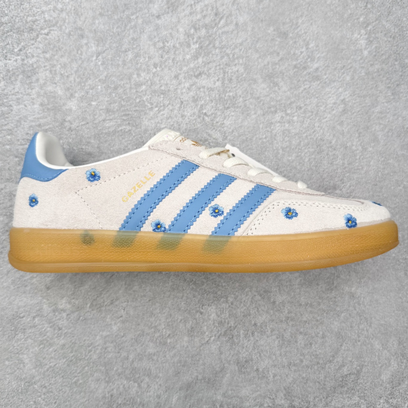 ＃HZ AD Original Gazelle Indoor Trainers 瞪羚室内鞋系列低帮复古百搭休闲运动德训风板鞋 IF4491 口碑大厂出品 全网最全AD系列 品控大底版型不断改良更新 全套原纸板楦头开发 确保原汁原味 完美呈现桑巴版型 长期补货超性价比特供批次 原厂定制长毛翻毛皮组合环保纤维革鞋面材质 内置环保海玻璃鞋垫 外置RB橡胶大底 产品品控稳定性领先行业 原厂全套原楦原纸板冲刀磨具开发 原厂皮料加持 原厂港宝加持定型后跟R度完美 将复古进行到底 简约流畅 三十年不变经典 这款Gazelle运动鞋 无论面料、配色、质感或设计 都只在重现其1991年原款的经典 皮革鞋面 撞色三条纹和鞋跟标的设计 力求呈现90年代的经典复古风潮 Samba火热的同时 也带动了其它的复古鞋型 Gazelle便是其中一只 Gazelle Indoor拥有包边更宽的T字型鞋头 更好的保护运动员的前掌 浓浓的复古氛围感 非常适合现在流行的Cleanfit风格 尺码：36 36⅔ 37⅓ 38 38⅔ 39⅓ 40 40⅔ 41⅓ 42 42⅔ 43⅓ 44 44⅔ 45-选品中心