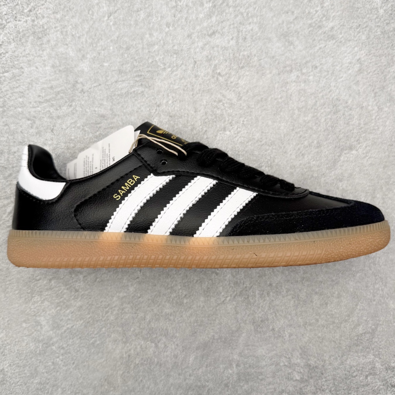 ＃HZ AD Original Samba OG 桑巴复古经典轻便板鞋 IF0641 口碑大厂出品 全网最全AD系列 品控大底版型不断改良更新 全套原纸板楦头开发 确保原汁原味 完美呈现桑巴版型 一比一鞋头弧度高度鞋身弧度 此版本只针对中端市场 皮料材质有所更替 其他数据细节工艺流程均保持一致 绝不口嗨 细节品控鞋型随意对比 正确烫金高频细节 原装纳米超迁皮料 独家私模橡胶大底 原盒原配 这款桑巴鞋展示了高质量的工艺 带有装饰的超锁缝制和无缝的手感 柔软、柔软的皮革造型和标志性的3条纹完成了精致的外观 正规合身鞋带 鞋面上有绒面鞋垫 橡胶鞋底 享受正畸套筒软感 自50年代首次亮相以来就一直在赢得粉丝的青睐 尺码：36 36.5 37.5 38 38.5 39 40 40.5 41 42 42.5 43 44 44.5 45-选品中心