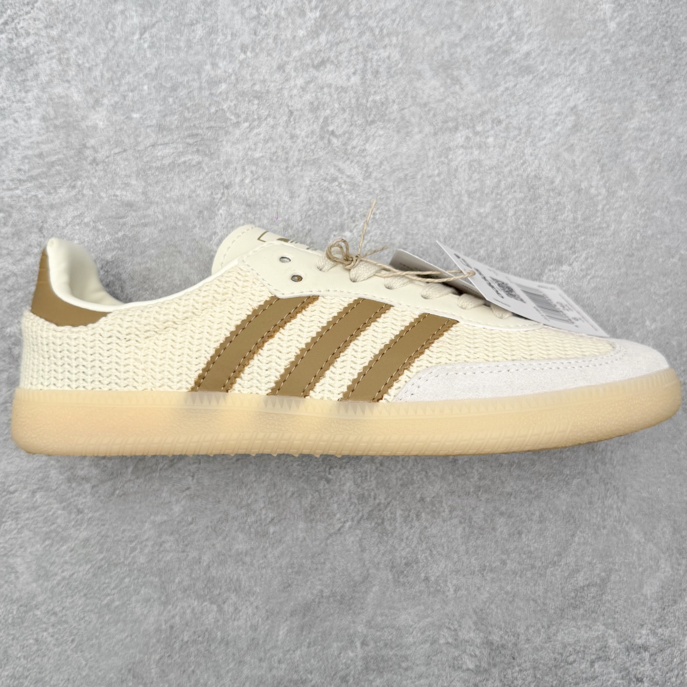 ＃HZ AD Original Samba OG 桑巴复古经典轻便板鞋 JI3185 口碑大厂出品 全网最全AD系列 品控大底版型不断改良更新 全套原纸板楦头开发 确保原汁原味 完美呈现桑巴版型 一比一鞋头弧度高度鞋身弧度 此版本只针对中端市场 皮料材质有所更替 其他数据细节工艺流程均保持一致 绝不口嗨 细节品控鞋型随意对比 正确烫金高频细节 原装纳米超迁皮料 独家私模橡胶大底 原盒原配 这款桑巴鞋展示了高质量的工艺 带有装饰的超锁缝制和无缝的手感 柔软、柔软的皮革造型和标志性的3条纹完成了精致的外观 正规合身鞋带 鞋面上有绒面鞋垫 橡胶鞋底 享受正畸套筒软感 自50年代首次亮相以来就一直在赢得粉丝的青睐 尺码：36 36.5 37.5 38 38.5 39 40 40.5 41 42 42.5 43 44 44.5 45-选品中心