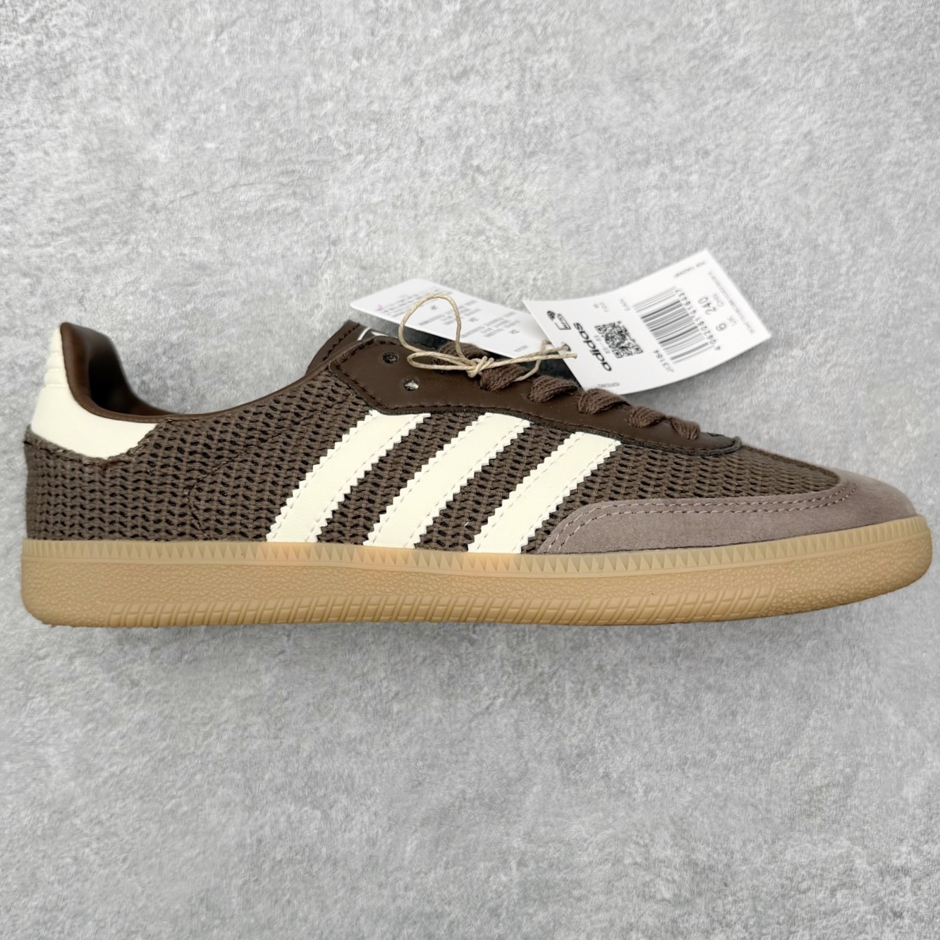 ＃HZ AD Original Samba OG 桑巴复古经典轻便板鞋 IG1379 口碑大厂出品 全网最全AD系列 品控大底版型不断改良更新 全套原纸板楦头开发 确保原汁原味 完美呈现桑巴版型 一比一鞋头弧度高度鞋身弧度 此版本只针对中端市场 皮料材质有所更替 其他数据细节工艺流程均保持一致 绝不口嗨 细节品控鞋型随意对比 正确烫金高频细节 原装纳米超迁皮料 独家私模橡胶大底 原盒原配 这款桑巴鞋展示了高质量的工艺 带有装饰的超锁缝制和无缝的手感 柔软、柔软的皮革造型和标志性的3条纹完成了精致的外观 正规合身鞋带 鞋面上有绒面鞋垫 橡胶鞋底 享受正畸套筒软感 自50年代首次亮相以来就一直在赢得粉丝的青睐 尺码：36 36.5 37.5 38 38.5 39 40 40.5 41 42 42.5 43 44 44.5 45-选品中心