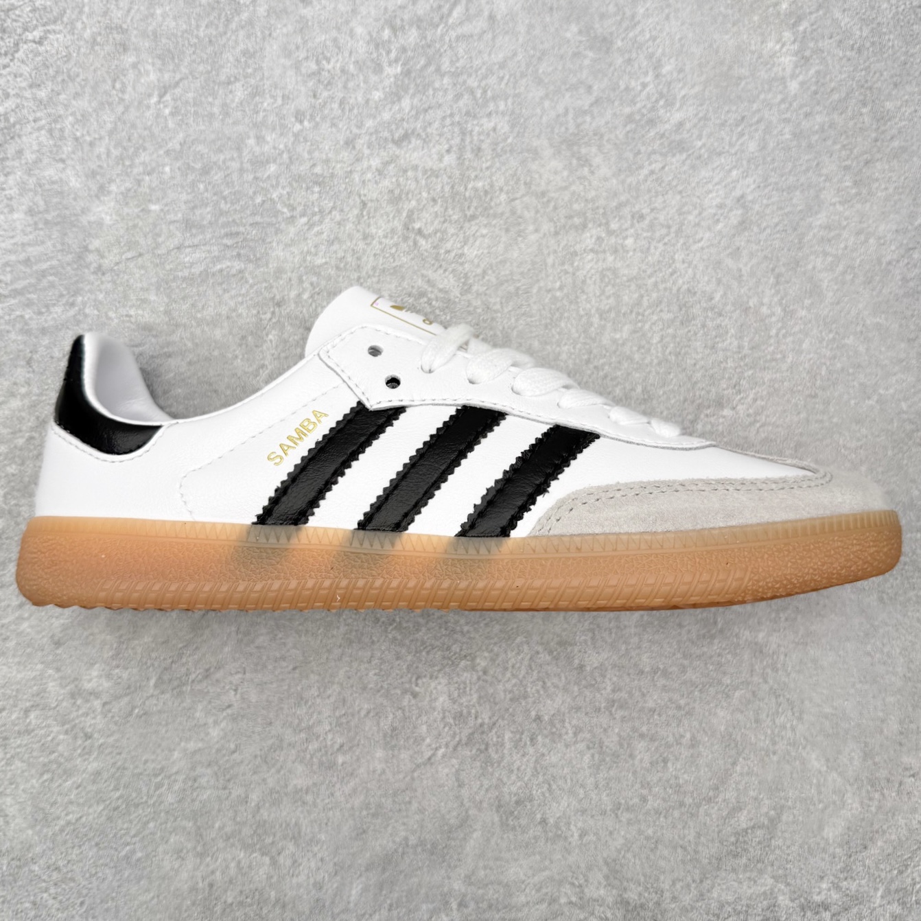 ＃HZ AD Original Samba OG 桑巴复古经典轻便板鞋 IF0642 口碑大厂出品 全网最全AD系列 品控大底版型不断改良更新 全套原纸板楦头开发 确保原汁原味 完美呈现桑巴版型 一比一鞋头弧度高度鞋身弧度 此版本只针对中端市场 皮料材质有所更替 其他数据细节工艺流程均保持一致 绝不口嗨 细节品控鞋型随意对比 正确烫金高频细节 原装纳米超迁皮料 独家私模橡胶大底 原盒原配 这款桑巴鞋展示了高质量的工艺 带有装饰的超锁缝制和无缝的手感 柔软、柔软的皮革造型和标志性的3条纹完成了精致的外观 正规合身鞋带 鞋面上有绒面鞋垫 橡胶鞋底 享受正畸套筒软感 自50年代首次亮相以来就一直在赢得粉丝的青睐 尺码：36 36.5 37.5 38 38.5 39 40 40.5 41 42 42.5 43 44 44.5 45-选品中心