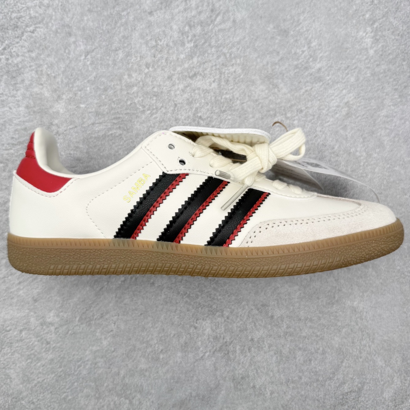 ＃HZ AD Original Samba OG 桑巴复古经典轻便板鞋 JQ5124 口碑大厂出品 全网最全AD系列 品控大底版型不断改良更新 全套原纸板楦头开发 确保原汁原味 完美呈现桑巴版型 一比一鞋头弧度高度鞋身弧度 此版本只针对中端市场 皮料材质有所更替 其他数据细节工艺流程均保持一致 绝不口嗨 细节品控鞋型随意对比 正确烫金高频细节 原装纳米超迁皮料 独家私模橡胶大底 原盒原配 这款桑巴鞋展示了高质量的工艺 带有装饰的超锁缝制和无缝的手感 柔软、柔软的皮革造型和标志性的3条纹完成了精致的外观 正规合身鞋带 鞋面上有绒面鞋垫 橡胶鞋底 享受正畸套筒软感 自50年代首次亮相以来就一直在赢得粉丝的青睐 尺码：36 36.5 37.5 38 38.5 39 40 40.5 41 42 42.5 43 44 44.5 45-选品中心