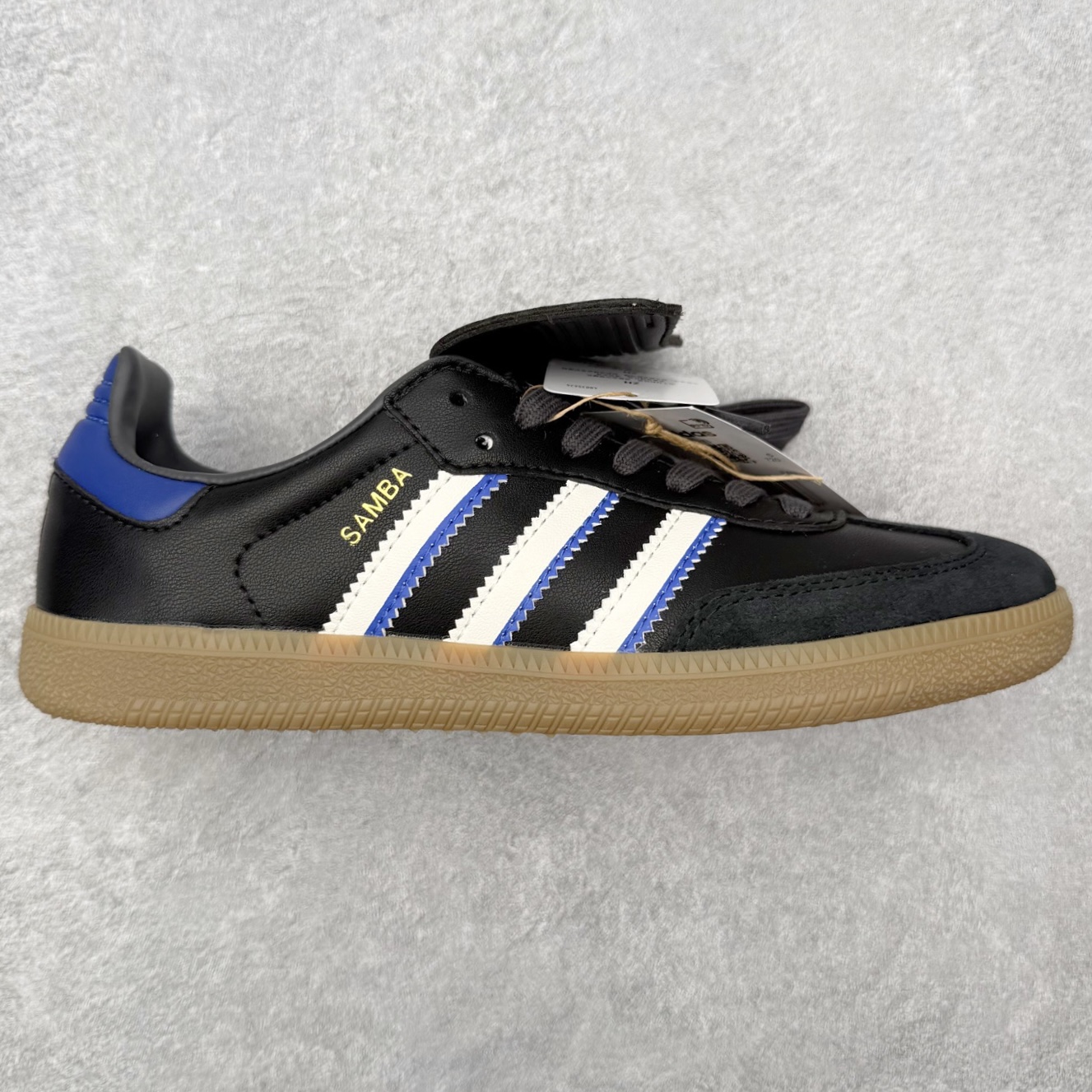 ＃HZ AD Original Samba OG 桑巴复古经典轻便板鞋 JQ5125 口碑大厂出品 全网最全AD系列 品控大底版型不断改良更新 全套原纸板楦头开发 确保原汁原味 完美呈现桑巴版型 一比一鞋头弧度高度鞋身弧度 此版本只针对中端市场 皮料材质有所更替 其他数据细节工艺流程均保持一致 绝不口嗨 细节品控鞋型随意对比 正确烫金高频细节 原装纳米超迁皮料 独家私模橡胶大底 原盒原配 这款桑巴鞋展示了高质量的工艺 带有装饰的超锁缝制和无缝的手感 柔软、柔软的皮革造型和标志性的3条纹完成了精致的外观 正规合身鞋带 鞋面上有绒面鞋垫 橡胶鞋底 享受正畸套筒软感 自50年代首次亮相以来就一直在赢得粉丝的青睐 尺码：36 36.5 37.5 38 38.5 39 40 40.5 41 42 42.5 43 44 44.5 45-选品中心