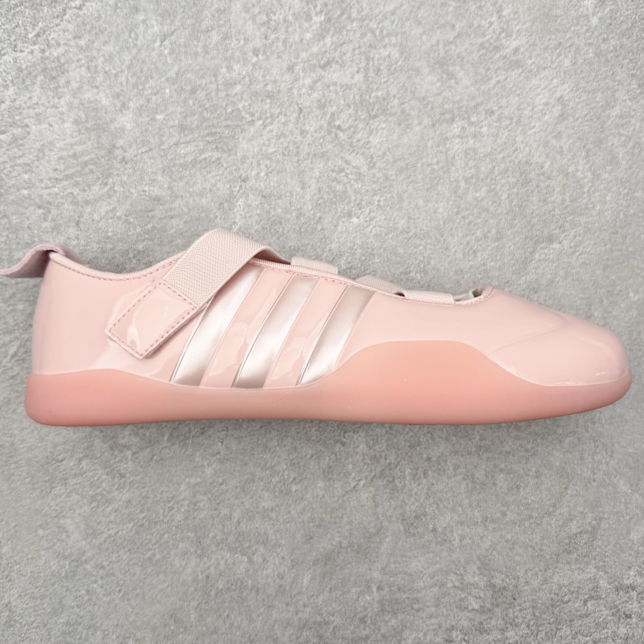 ＃HZ Caroline Hu x CLOT x AD Taekwondo 三方联名芭蕾舞风薄底跆拳道生活休闲鞋 JR6485 Originals 与 CLOT 将携手设计师 Caroline Hú（卡罗琳・胡），共同重塑了经典跆拳道鞋款的鞋型。此款联名跆拳道鞋款，植根于武术的精准特质与芭蕾般的灵动姿态，细节设计一眼倾心。该鞋款保留了复古跆拳道鞋纤细低帮的经典鞋型，同时增添了更具精致感的外观设计。足跟与足弓支撑绑带能紧密贴合脚部，提供稳固包裹；流线型鞋面上巧妙融入了 adidas 的品牌传承元素 —— 鞋头包边与标志性三条纹。CLOT 创始人陈冠希将此次合作视为契机，围绕品牌长期秉持的 “ 东西方融合 ” 设计理念展开全新创意。而 Caroline Hú 则以女性视角诠释跆拳道鞋款，将鞋型规整的经典传承与当代浪漫感完美结合，这种双重特质的平衡，在众多联名合作中实属少见。实拍调校N版已经零色差零失真 百分百还原实物色彩所见即所得 不存在货不对板色差等低级问题 选购参考实物拍摄 不混卖不参货 只用心做好货严格选品 承诺混一赔十 尺码：36 36.5 37.5 38 38.5 39 40 40.5 41 42 42.5 43 44 44.5 45-选品中心