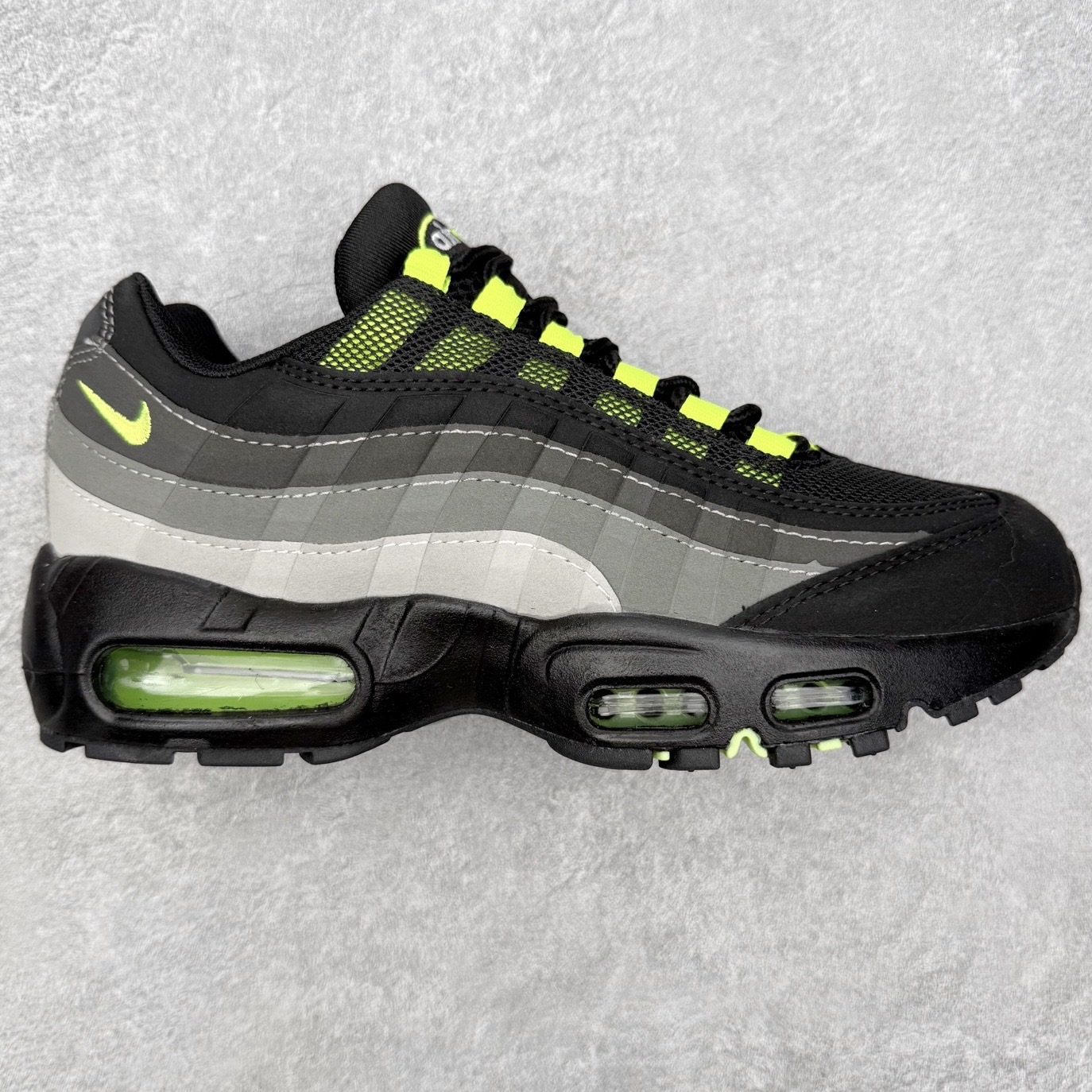 图片[5]-＃MX版 NK Air Max 95 复古减震气垫跑鞋 经典重温 外单专供大厂出品 品质稳定 一百余色 终端操作 鞋款设计灵感源于人体构造 中底设计基于人体的脊柱构造 是整体设计的核心 尼龙孔眼代表了肋骨 而分层式面板和网眼象征着肌肉纤维和肉体组织 Air Max 95采用了两个独立的吹塑成型的Air-Sole单元 并首次在前掌使用可视化气垫设计 Swoosh logo夜当作一个 点符号放在了鞋子的后帮位置 20年的发展让 AIR MAX 95有了不同的故事 20年后再度面向世人的时候 焕然一新的面貌 让人有了另外一种清新脱俗的感觉 尺码：36 36.5 37.5 38 38.5 39 40 40.5 41 42 42.5 43 44 44.5 45 46-选品中心