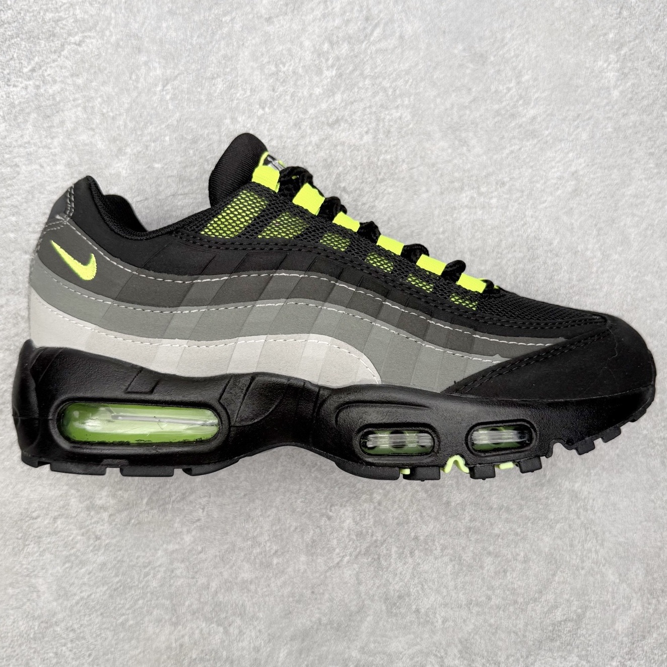 ＃MX版 NK Air Max 95 复古减震气垫跑鞋 经典重温 外单专供大厂出品 品质稳定 一百余色 终端操作 鞋款设计灵感源于人体构造 中底设计基于人体的脊柱构造 是整体设计的核心 尼龙孔眼代表了肋骨 而分层式面板和网眼象征着肌肉纤维和肉体组织 Air Max 95采用了两个独立的吹塑成型的Air-Sole单元 并首次在前掌使用可视化气垫设计 Swoosh logo夜当作一个 点符号放在了鞋子的后帮位置 20年的发展让 AIR MAX 95有了不同的故事 20年后再度面向世人的时候 焕然一新的面貌 让人有了另外一种清新脱俗的感觉 尺码：36 36.5 37.5 38 38.5 39 40 40.5 41 42 42.5 43 44 44.5 45 46-选品中心