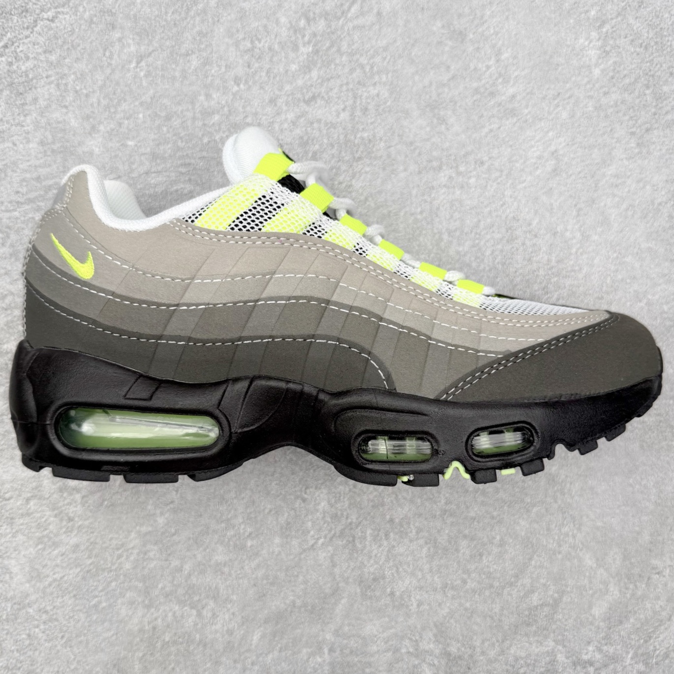 ＃MX版 NK Air Max 95 复古减震气垫跑鞋 经典重温 外单专供大厂出品 品质稳定 一百余色 终端操作 鞋款设计灵感源于人体构造 中底设计基于人体的脊柱构造 是整体设计的核心 尼龙孔眼代表了肋骨 而分层式面板和网眼象征着肌肉纤维和肉体组织 Air Max 95采用了两个独立的吹塑成型的Air-Sole单元 并首次在前掌使用可视化气垫设计 Swoosh logo夜当作一个 点符号放在了鞋子的后帮位置 20年的发展让 AIR MAX 95有了不同的故事 20年后再度面向世人的时候 焕然一新的面貌 让人有了另外一种清新脱俗的感觉 尺码：36 36.5 37.5 38 38.5 39 40 40.5 41 42 42.5 43 44 44.5 45 46-选品中心