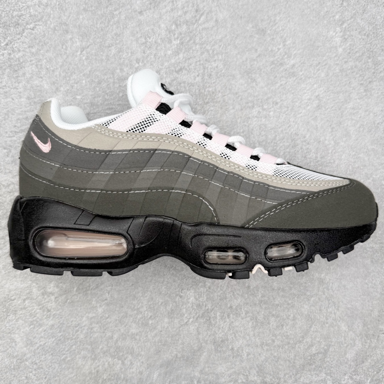 ＃MX版 NK Air Max 95 复古减震气垫跑鞋 经典重温 外单专供大厂出品 品质稳定 一百余色 终端操作 鞋款设计灵感源于人体构造 中底设计基于人体的脊柱构造 是整体设计的核心 尼龙孔眼代表了肋骨 而分层式面板和网眼象征着肌肉纤维和肉体组织 Air Max 95采用了两个独立的吹塑成型的Air-Sole单元 并首次在前掌使用可视化气垫设计 Swoosh logo夜当作一个 点符号放在了鞋子的后帮位置 20年的发展让 AIR MAX 95有了不同的故事 20年后再度面向世人的时候 焕然一新的面貌 让人有了另外一种清新脱俗的感觉 尺码：36 36.5 37.5 38 38.5 39 40 40.5 41 42 42.5 43 44 44.5 45 46-选品中心