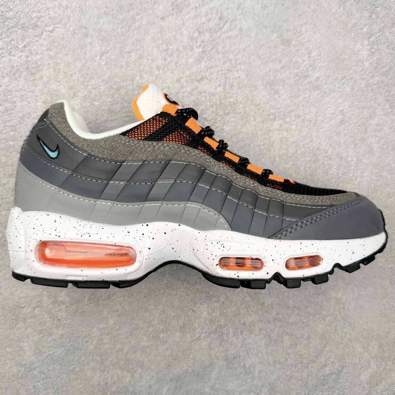 ＃MX版 NK Air Max 95 复古减震气垫跑鞋 经典重温 外单专供大厂出品 品质稳定 一百余色 终端操作 鞋款设计灵感源于人体构造 中底设计基于人体的脊柱构造 是整体设计的核心 尼龙孔眼代表了肋骨 而分层式面板和网眼象征着肌肉纤维和肉体组织 Air Max 95采用了两个独立的吹塑成型的Air-Sole单元 并首次在前掌使用可视化气垫设计 Swoosh logo夜当作一个 点符号放在了鞋子的后帮位置 20年的发展让 AIR MAX 95有了不同的故事 20年后再度面向世人的时候 焕然一新的面貌 让人有了另外一种清新脱俗的感觉 尺码：36 36.5 37.5 38 38.5 39 40 40.5 41 42 42.5 43 44 44.5 45 46-选品中心
