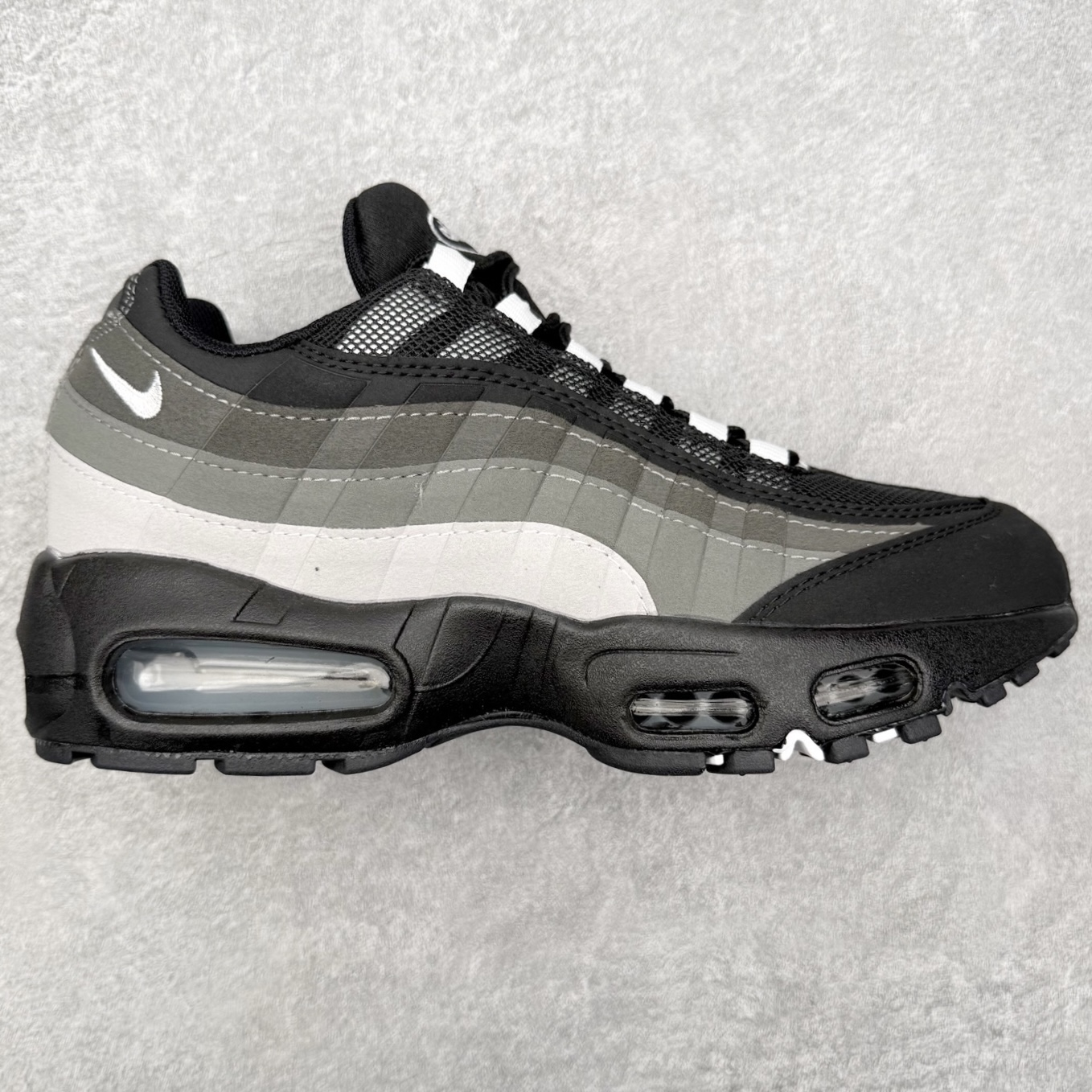 ＃MX版 NK Air Max 95 复古减震气垫跑鞋 经典重温 外单专供大厂出品 品质稳定 一百余色 终端操作 鞋款设计灵感源于人体构造 中底设计基于人体的脊柱构造 是整体设计的核心 尼龙孔眼代表了肋骨 而分层式面板和网眼象征着肌肉纤维和肉体组织 Air Max 95采用了两个独立的吹塑成型的Air-Sole单元 并首次在前掌使用可视化气垫设计 Swoosh logo夜当作一个 点符号放在了鞋子的后帮位置 20年的发展让 AIR MAX 95有了不同的故事 20年后再度面向世人的时候 焕然一新的面貌 让人有了另外一种清新脱俗的感觉 尺码：36 36.5 37.5 38 38.5 39 40 40.5 41 42 42.5 43 44 44.5 45 46-选品中心
