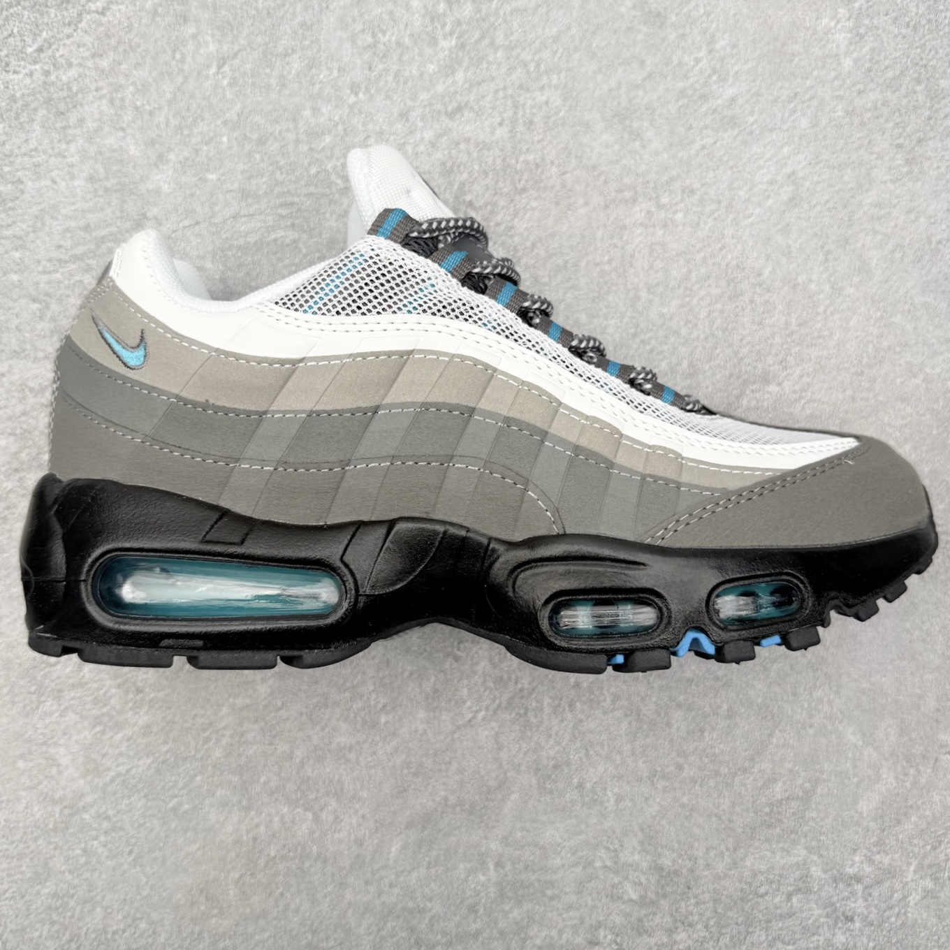 ＃MX版 NK Air Max 95 复古减震气垫跑鞋 经典重温 外单专供大厂出品 品质稳定 一百余色 终端操作 鞋款设计灵感源于人体构造 中底设计基于人体的脊柱构造 是整体设计的核心 尼龙孔眼代表了肋骨 而分层式面板和网眼象征着肌肉纤维和肉体组织 Air Max 95采用了两个独立的吹塑成型的Air-Sole单元 并首次在前掌使用可视化气垫设计 Swoosh logo夜当作一个 点符号放在了鞋子的后帮位置 20年的发展让 AIR MAX 95有了不同的故事 20年后再度面向世人的时候 焕然一新的面貌 让人有了另外一种清新脱俗的感觉 尺码：36 36.5 37.5 38 38.5 39 40 40.5 41 42 42.5 43 44 44.5 45 46-选品中心