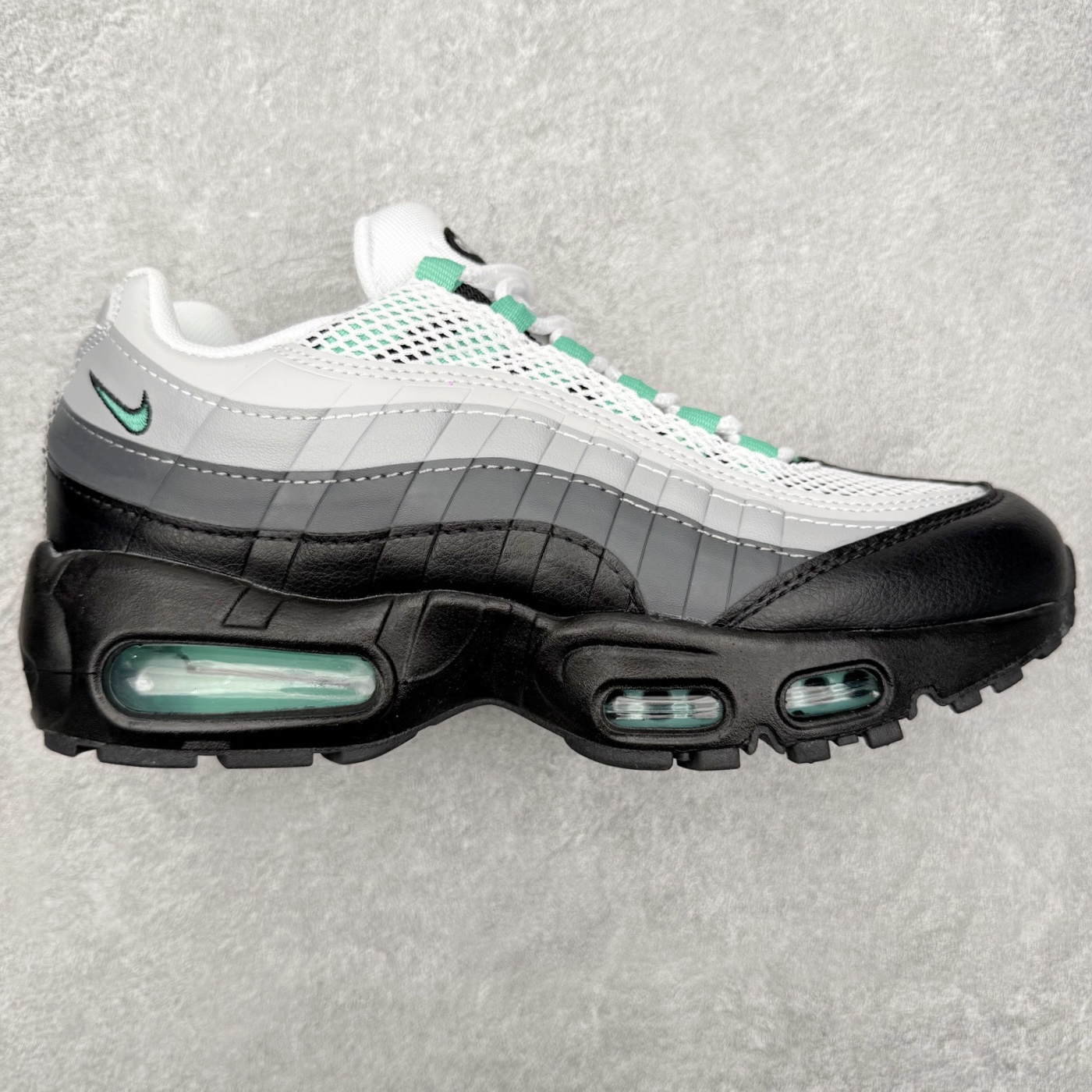 ＃MX版 NK Air Max 95 复古减震气垫跑鞋 经典重温 外单专供大厂出品 品质稳定 一百余色 终端操作 鞋款设计灵感源于人体构造 中底设计基于人体的脊柱构造 是整体设计的核心 尼龙孔眼代表了肋骨 而分层式面板和网眼象征着肌肉纤维和肉体组织 Air Max 95采用了两个独立的吹塑成型的Air-Sole单元 并首次在前掌使用可视化气垫设计 Swoosh logo夜当作一个 点符号放在了鞋子的后帮位置 20年的发展让 AIR MAX 95有了不同的故事 20年后再度面向世人的时候 焕然一新的面貌 让人有了另外一种清新脱俗的感觉 尺码：36 36.5 37.5 38 38.5 39 40 40.5 41 42 42.5 43 44 44.5 45 46-选品中心