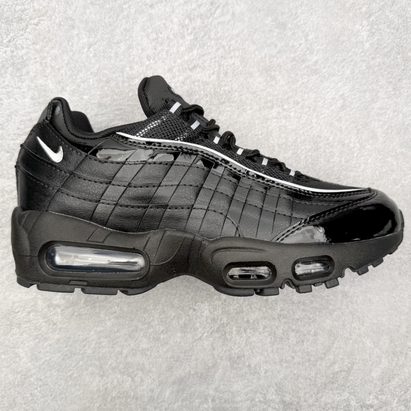 ＃MX版 NK Air Max 95 复古减震气垫跑鞋 经典重温 外单专供大厂出品 品质稳定 一百余色 终端操作 鞋款设计灵感源于人体构造 中底设计基于人体的脊柱构造 是整体设计的核心 尼龙孔眼代表了肋骨 而分层式面板和网眼象征着肌肉纤维和肉体组织 Air Max 95采用了两个独立的吹塑成型的Air-Sole单元 并首次在前掌使用可视化气垫设计 Swoosh logo夜当作一个 点符号放在了鞋子的后帮位置 20年的发展让 AIR MAX 95有了不同的故事 20年后再度面向世人的时候 焕然一新的面貌 让人有了另外一种清新脱俗的感觉 尺码：36 36.5 37.5 38 38.5 39 40 40.5 41 42 42.5 43 44 44.5 45 46-选品中心